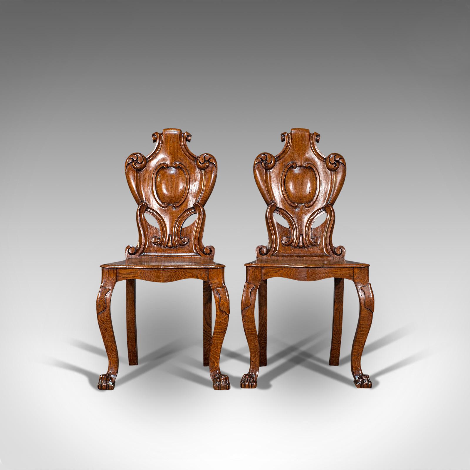 Dies ist ein Paar von antiken Schild zurück Stühle. Ein schottischer Dielenstuhl aus Eiche von hervorragender Qualität aus der viktorianischen Zeit, um 1880.

Prächtige Stühle mit ansprechenden geschnitzten Details
Mit begehrter Alterspatina -