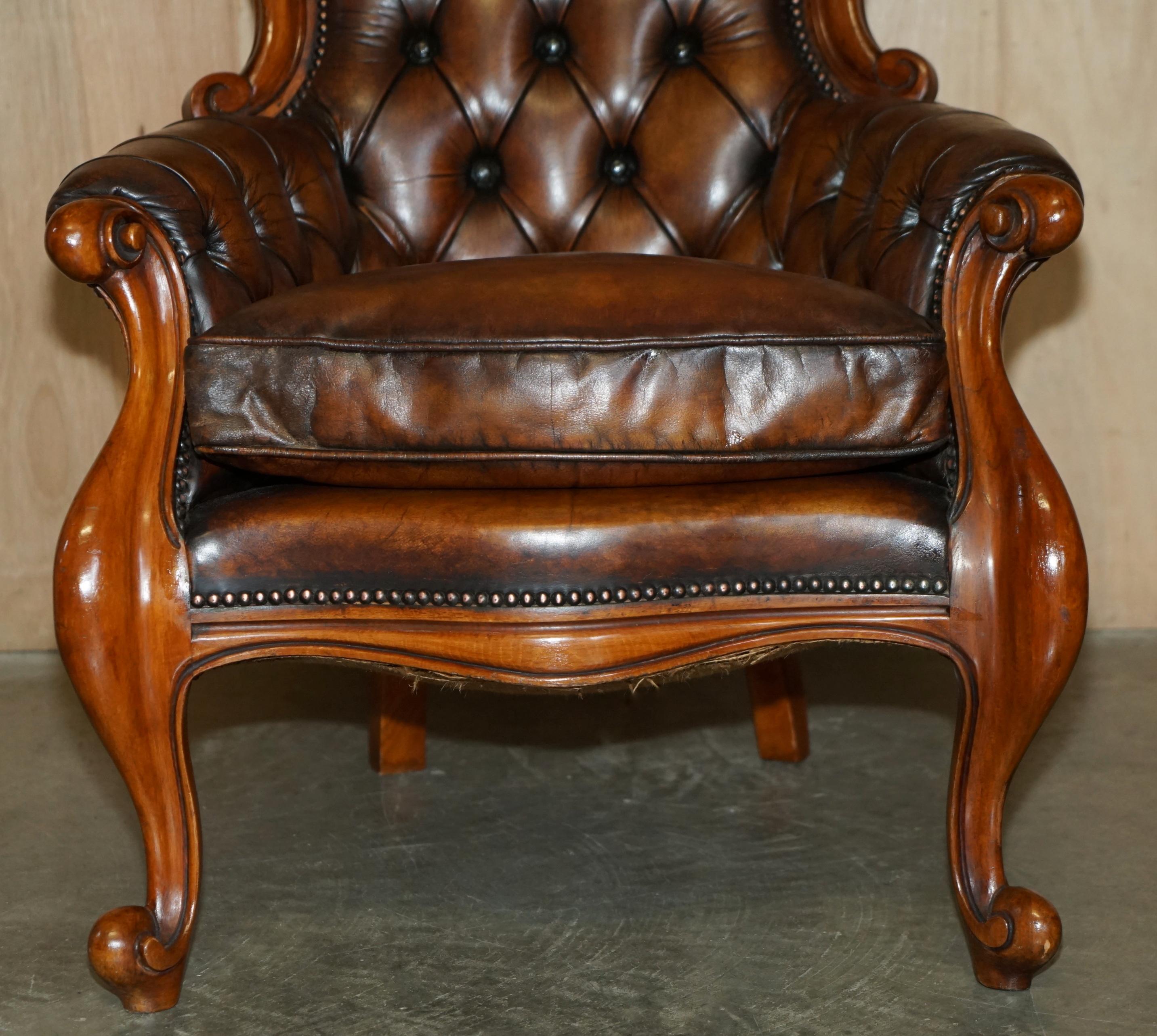 PAIR OF ANTIQUE SHOW FRAMED VICTORIAN CHESTERFIELD BROWN LEATHER ARMCHAIRs For Sale 3