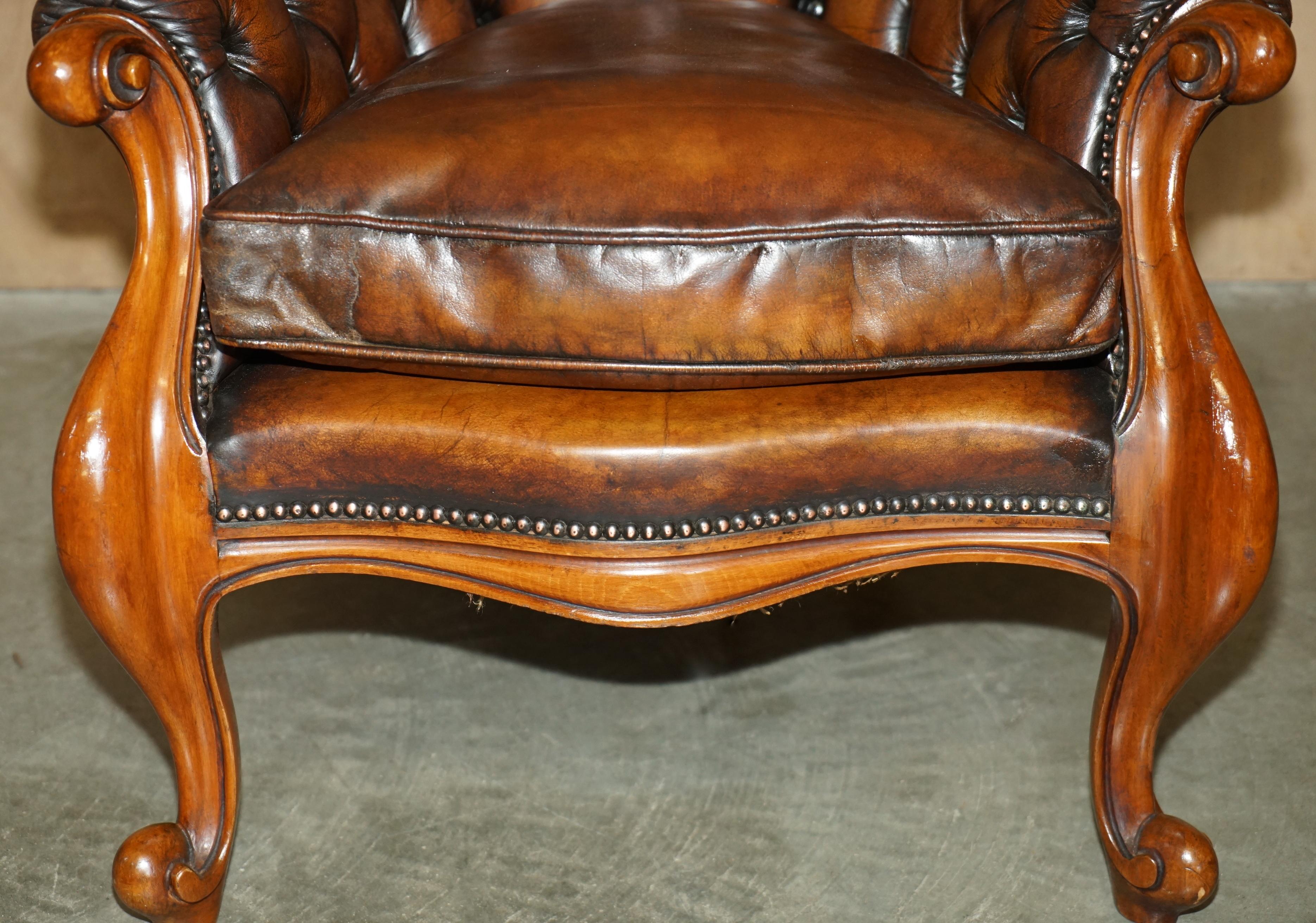 PAIR OF ANTIQUE SHOW FRAMED VICTORIAN CHESTERFIELD BROWN LEATHER ARMCHAIRs For Sale 5