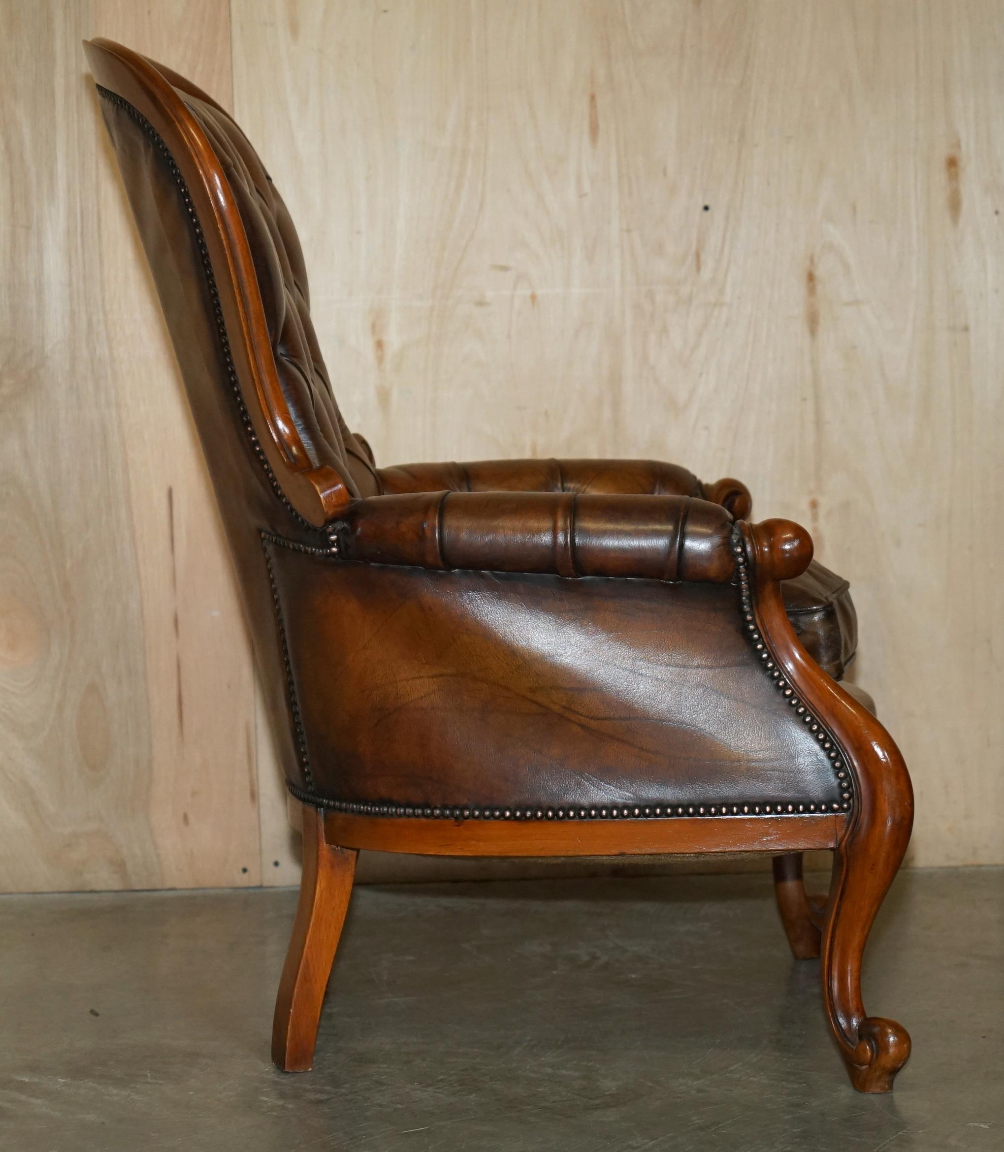 PAIR OF ANTIQUE SHOW FRAMED VICTORIAN CHESTERFIELD BROWN LEATHER ARMCHAIRs For Sale 6