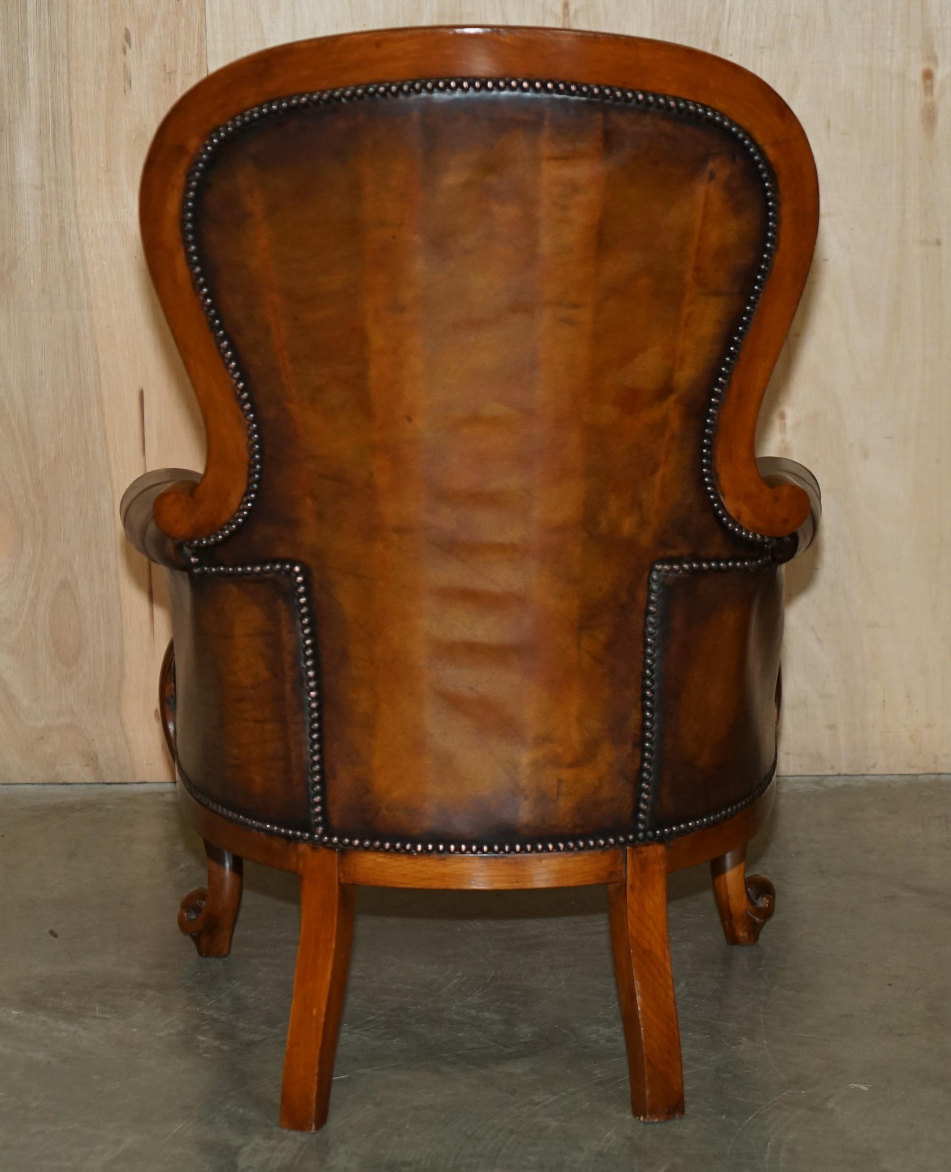 PAIR OF ANTIQUE SHOW FRAMED VICTORIAN CHESTERFIELD BROWN LEATHER ARMCHAIRs For Sale 7
