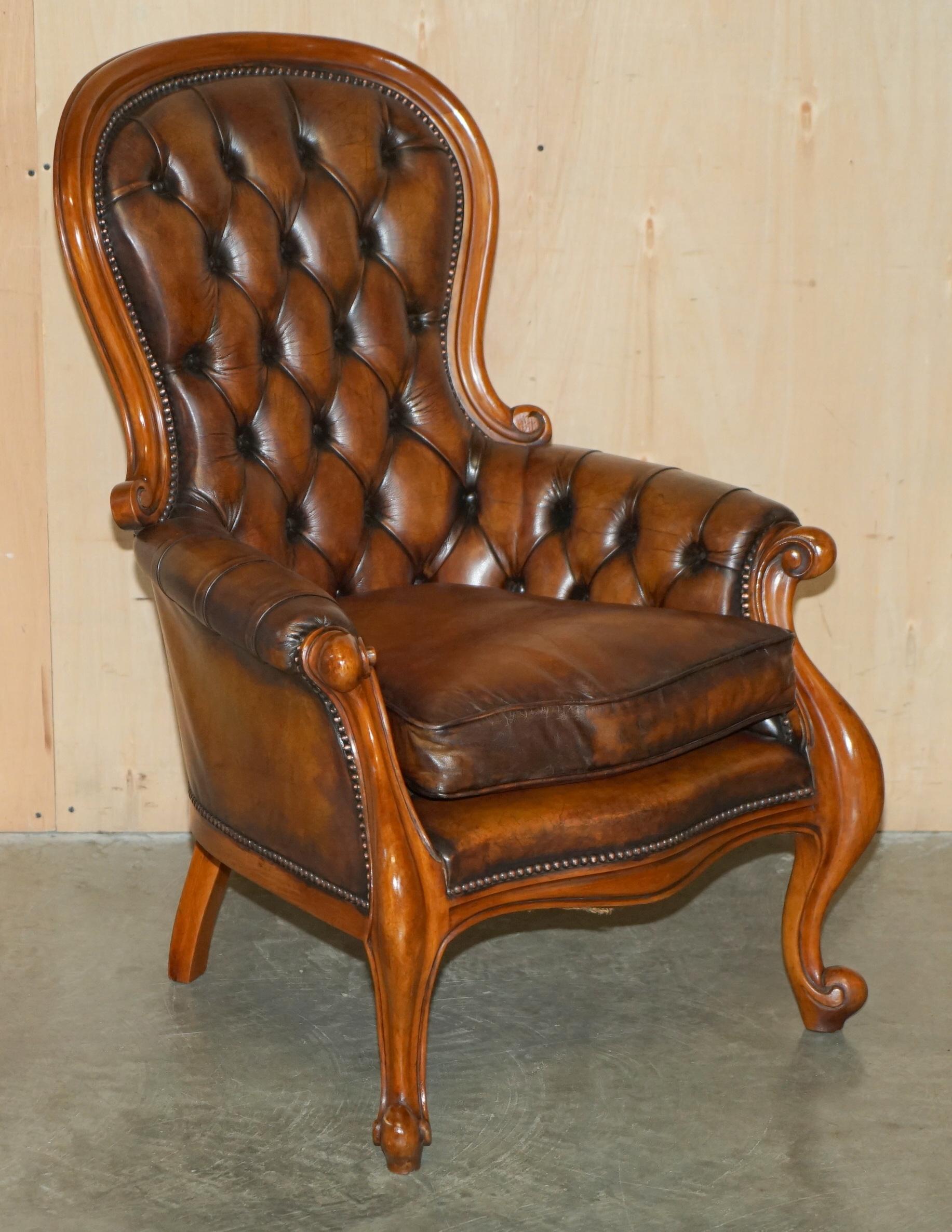 PAIR OF ANTIQUE SHOW FRAMED VICTORIAN CHESTERFIELD BROWN LEATHER ARMCHAIRs For Sale 8