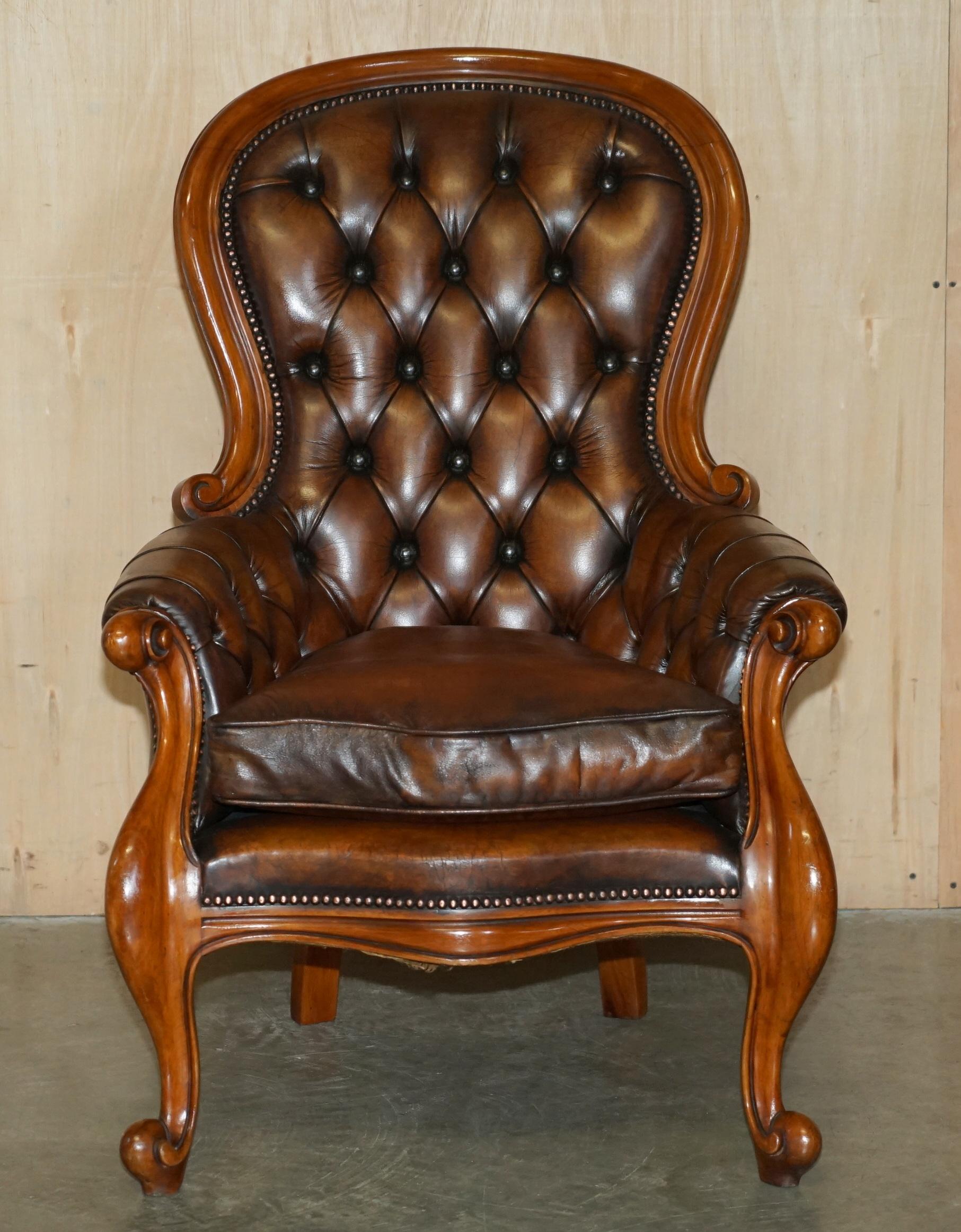 PAIR OF ANTIQUE SHOW FRAMED VICTORIAN CHESTERFIELD BROWN LEATHER ARMCHAIRs For Sale 9