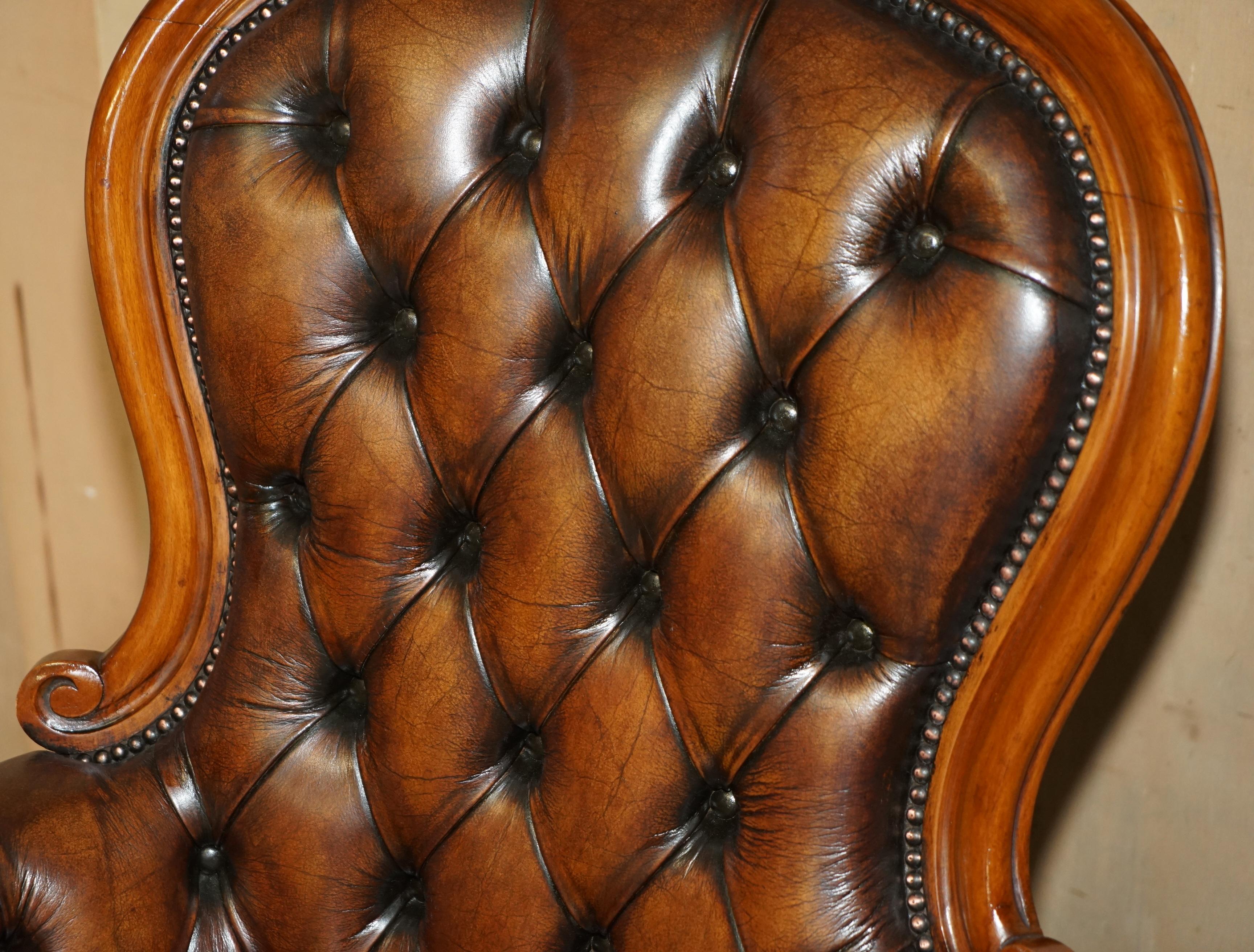 PAIR OF ANTIQUE SHOW FRAMED VICTORIAN CHESTERFIELD BROWN LEATHER ARMCHAIRs For Sale 10
