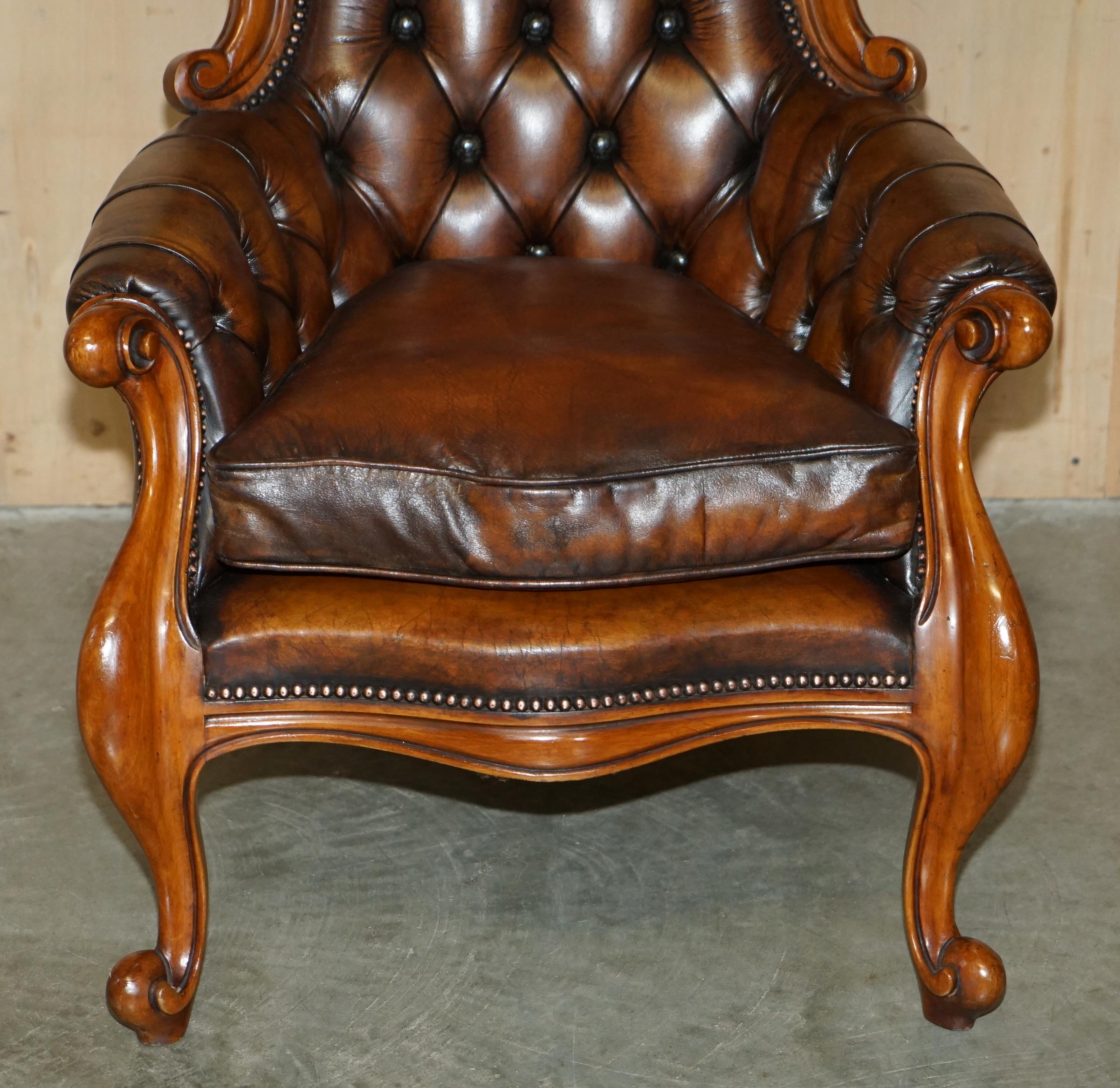 PAIR OF ANTIQUE SHOW FRAMED VICTORIAN CHESTERFIELD BROWN LEATHER ARMCHAIRs For Sale 11