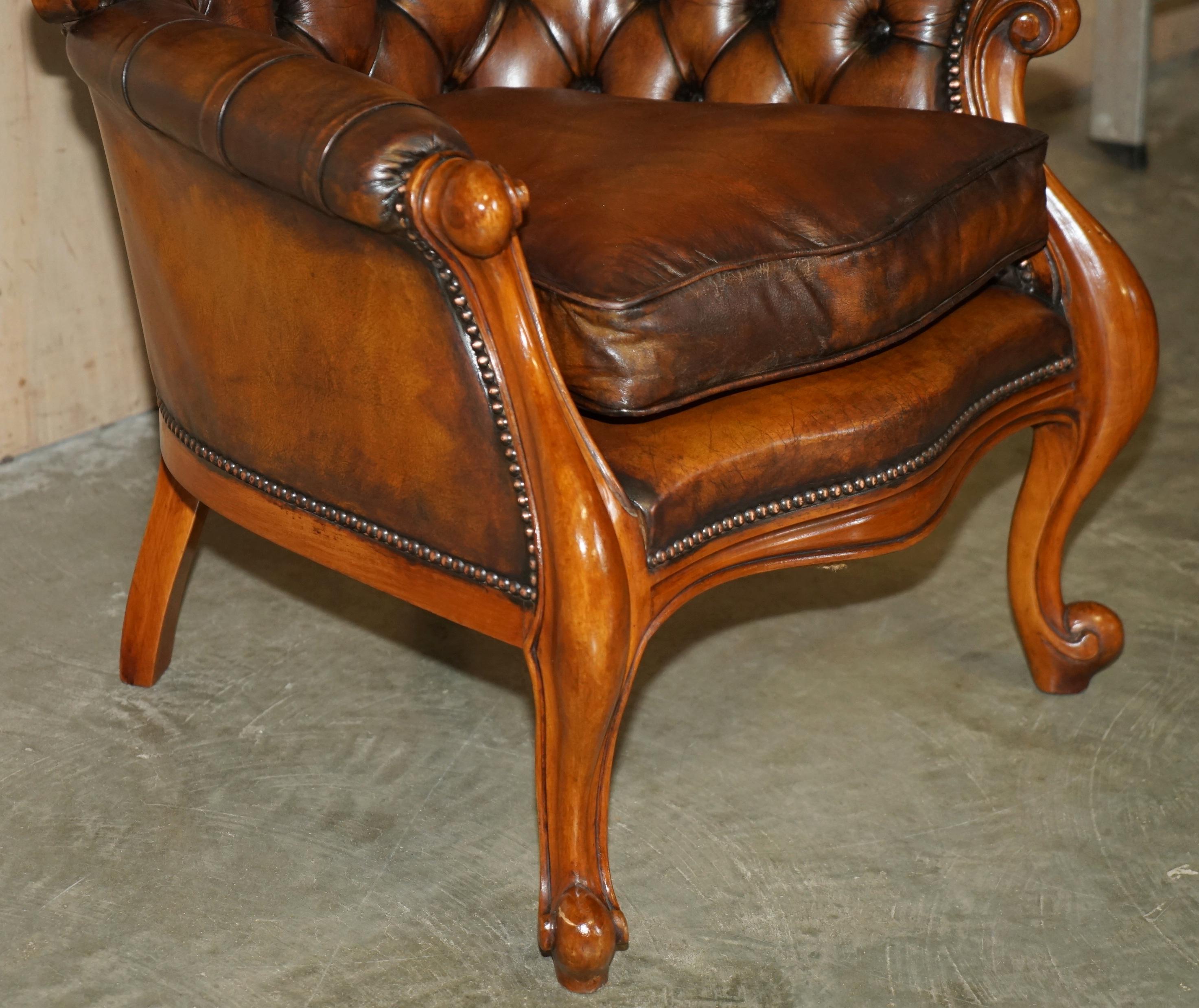 PAIR OF ANTIQUE SHOW FRAMED VICTORIAN CHESTERFIELD BROWN LEATHER ARMCHAIRs For Sale 12