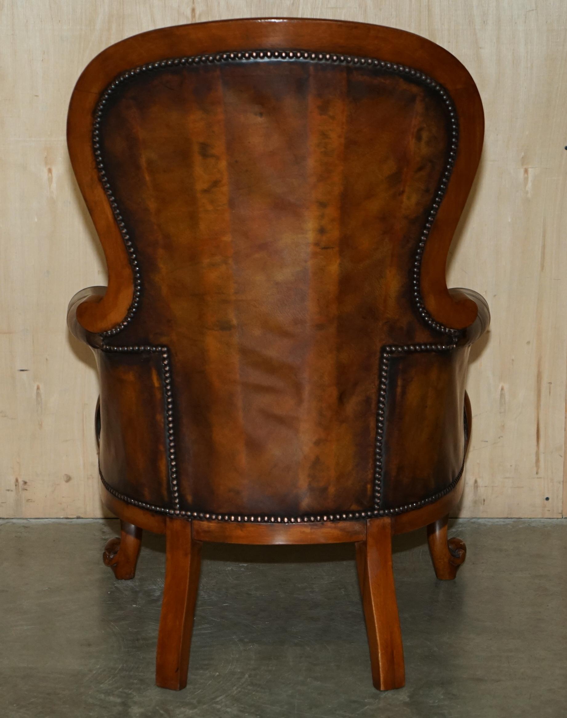 PAIR OF ANTIQUE SHOW FRAMED VICTORIAN CHESTERFIELD BROWN LEATHER ARMCHAIRs For Sale 13