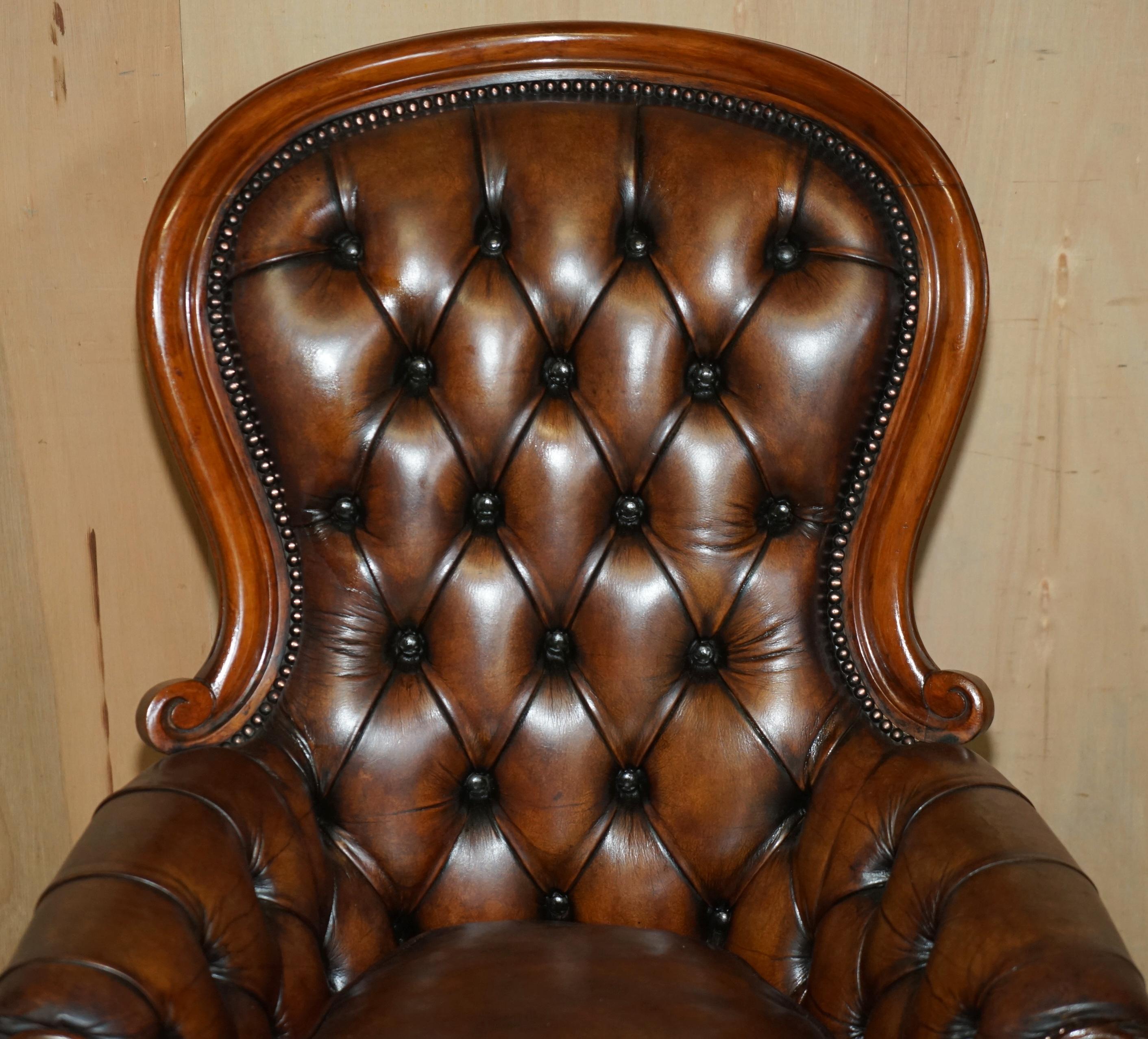 English PAIR OF ANTIQUE SHOW FRAMED VICTORIAN CHESTERFIELD BROWN LEATHER ARMCHAIRs For Sale