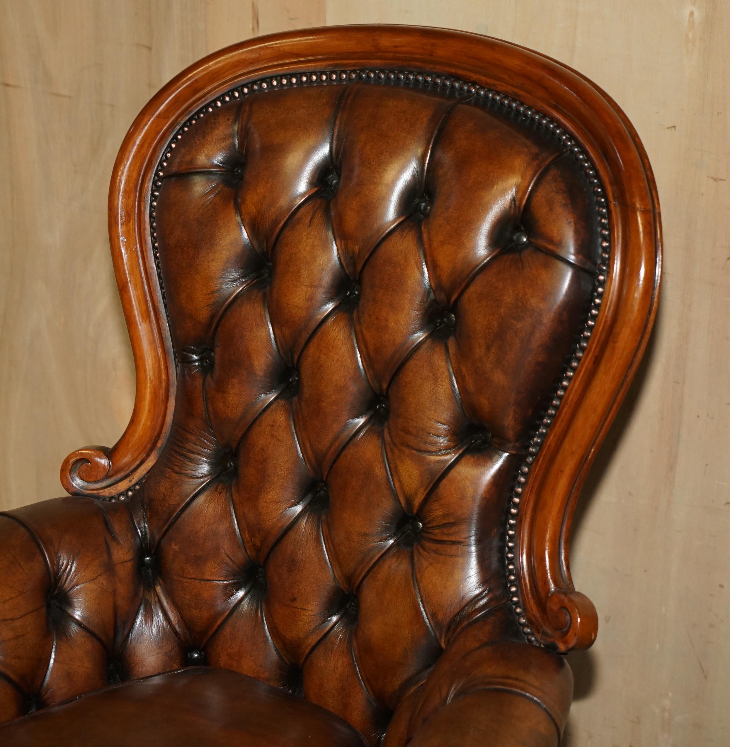 Hand-Crafted PAIR OF ANTIQUE SHOW FRAMED VICTORIAN CHESTERFIELD BROWN LEATHER ARMCHAIRs For Sale