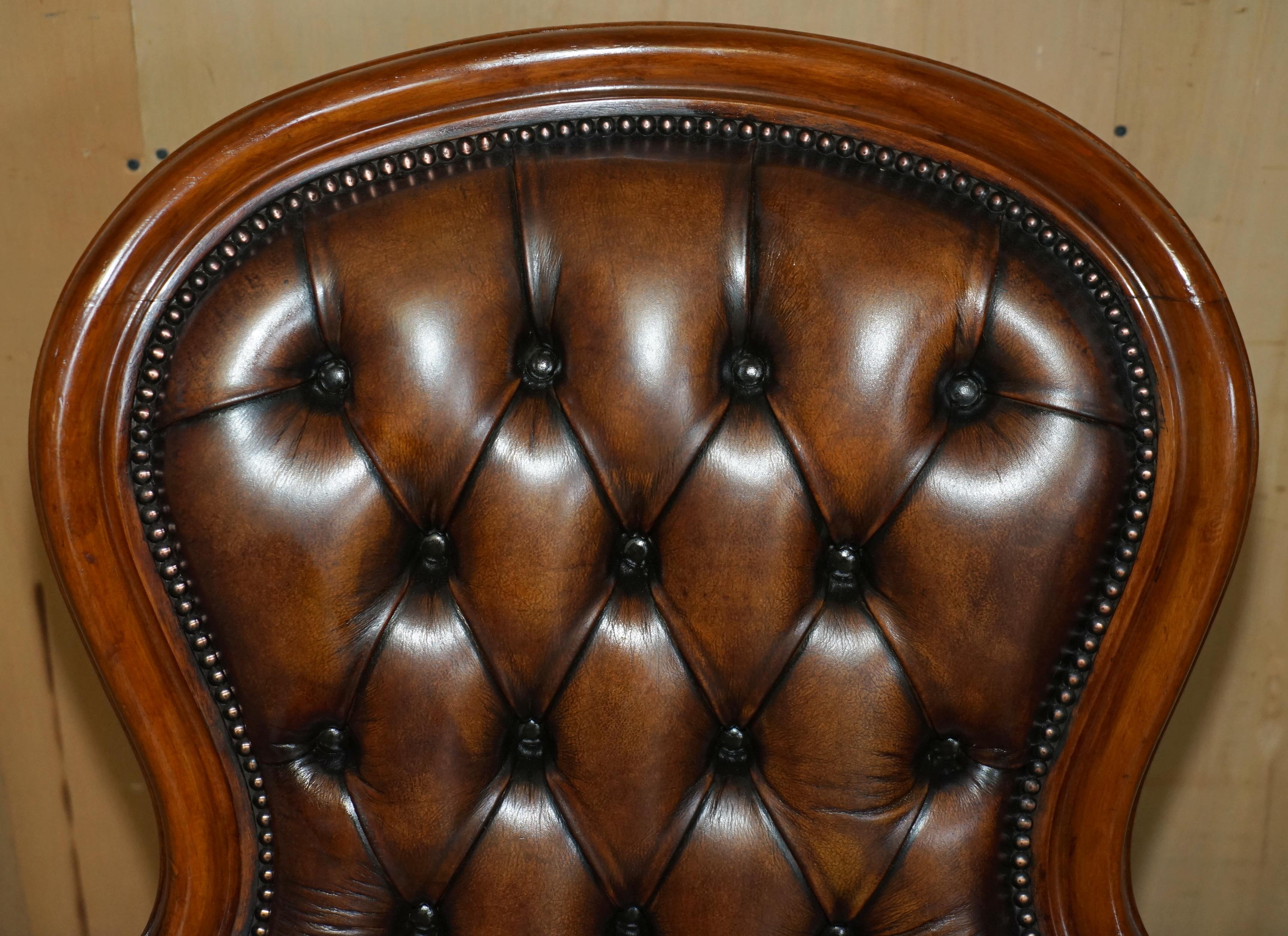 Mid-19th Century PAIR OF ANTIQUE SHOW FRAMED VICTORIAN CHESTERFIELD BROWN LEATHER ARMCHAIRs For Sale