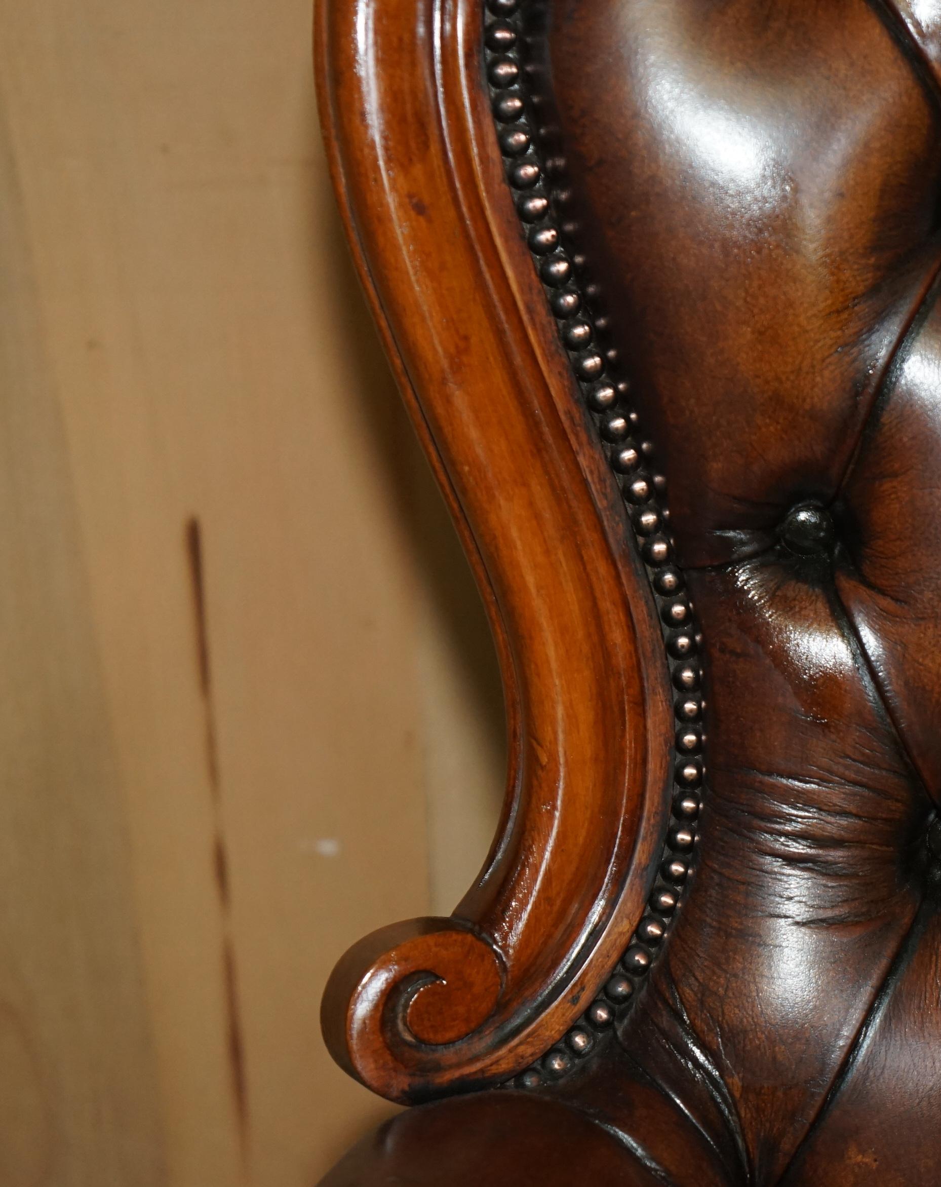 Leather PAIR OF ANTIQUE SHOW FRAMED VICTORIAN CHESTERFIELD BROWN LEATHER ARMCHAIRs For Sale