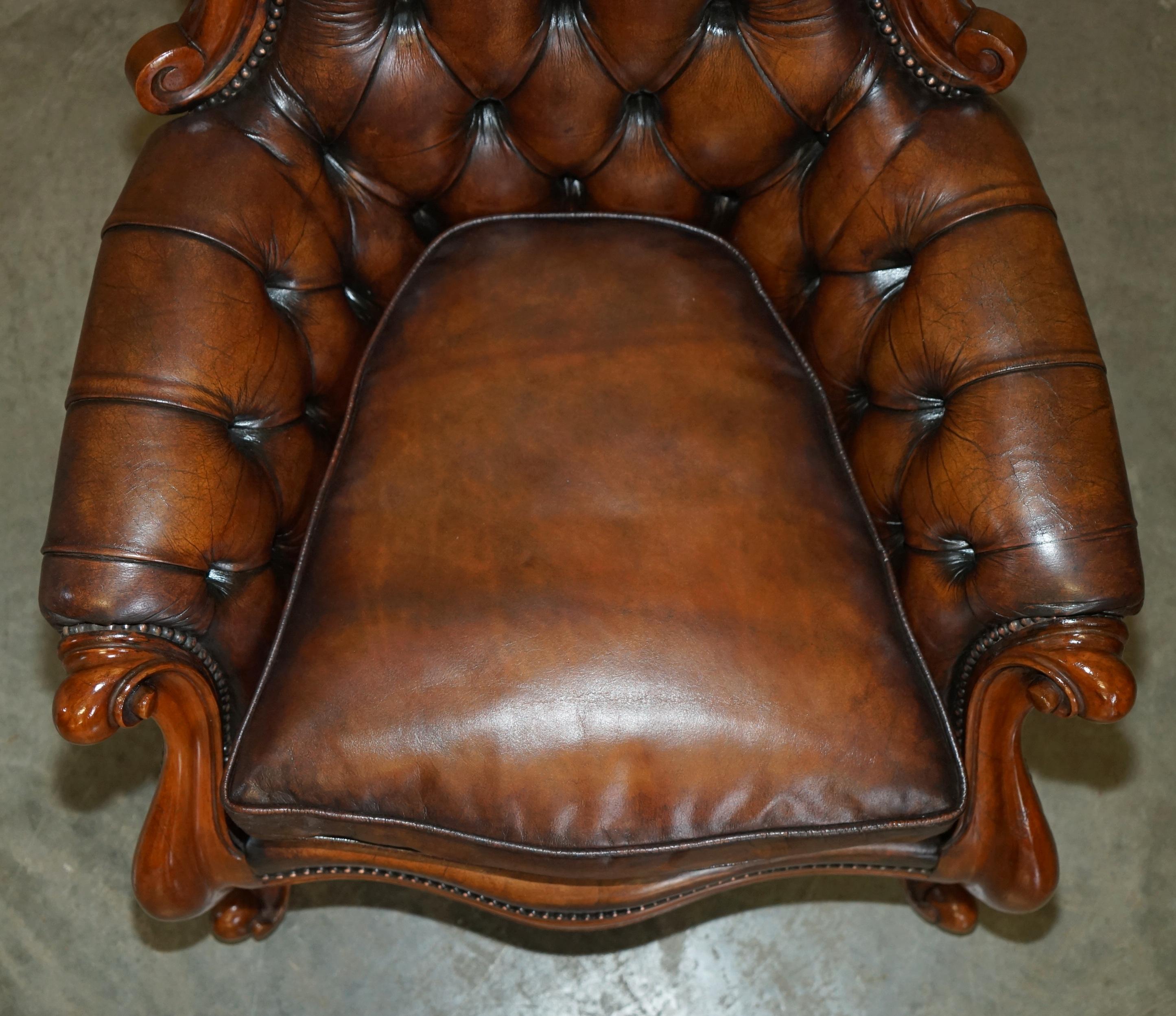 PAIR OF ANTIQUE SHOW FRAMED VICTORIAN CHESTERFIELD BROWN LEATHER ARMCHAIRs For Sale 1