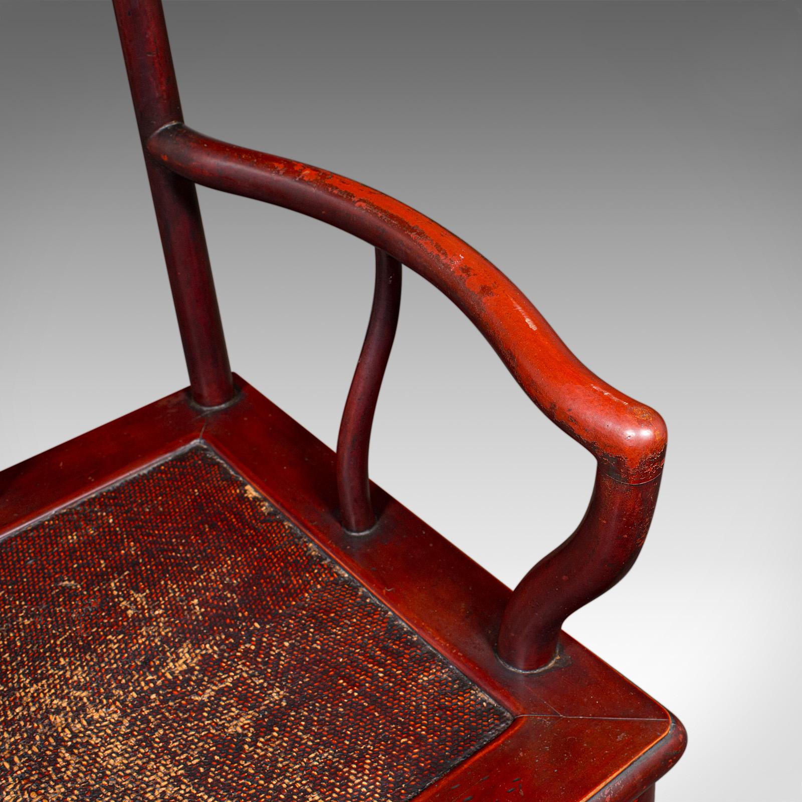 Paire de chaises d'appoint anciennes, orientales, laquées, sièges coudés, canne, victoriennes en vente 3