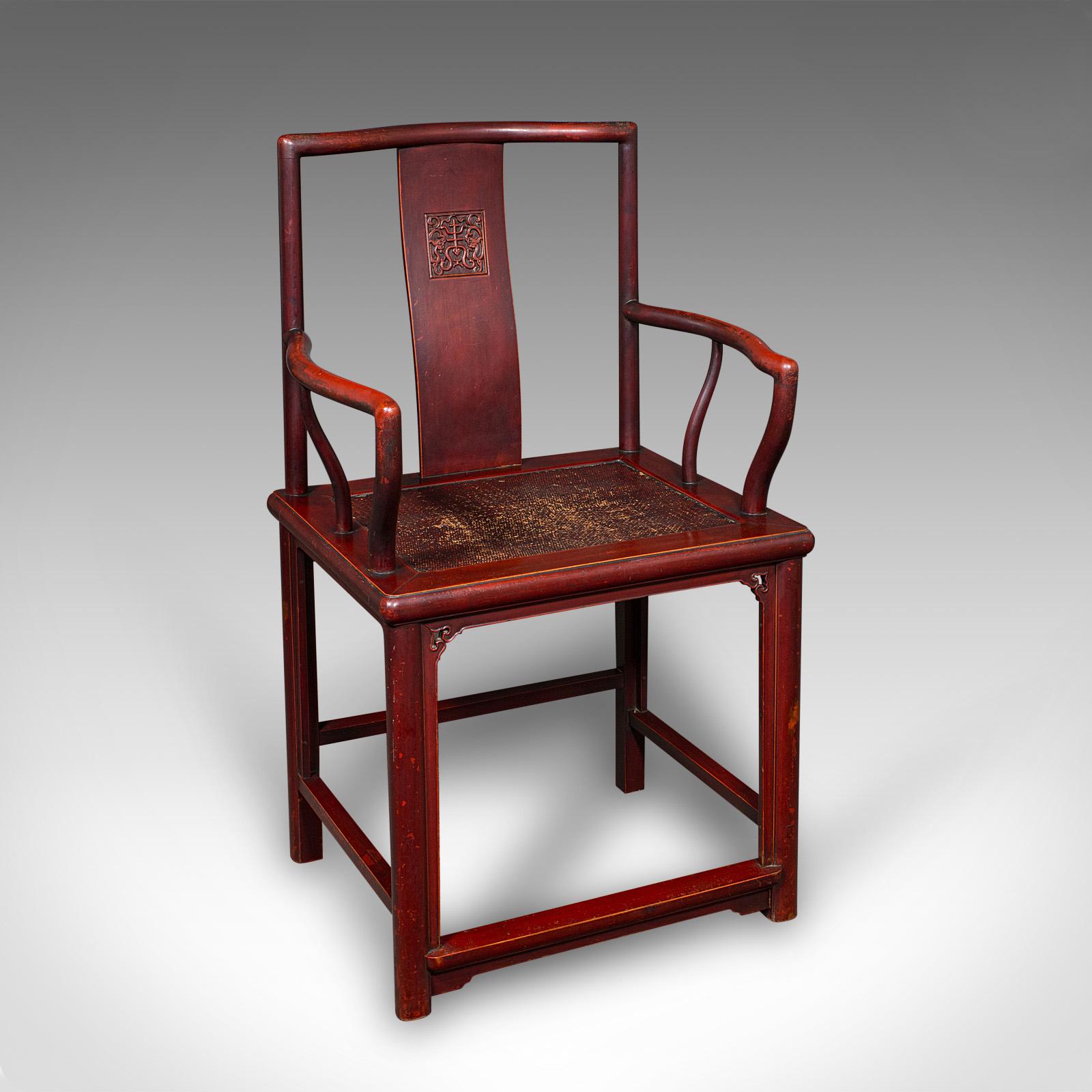 Il s'agit d'une paire de chaises d'appoint anciennes. Un siège coudé oriental, laqué, avec des pattes de canne, datant de la période victorienne, vers 1880. Attrayantes et bien proportionnées, ces chaises séduisent par leur riche finition laquée et