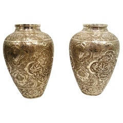 Paire de vases anciens signés islamique ottomans ou persans en argent repoussé