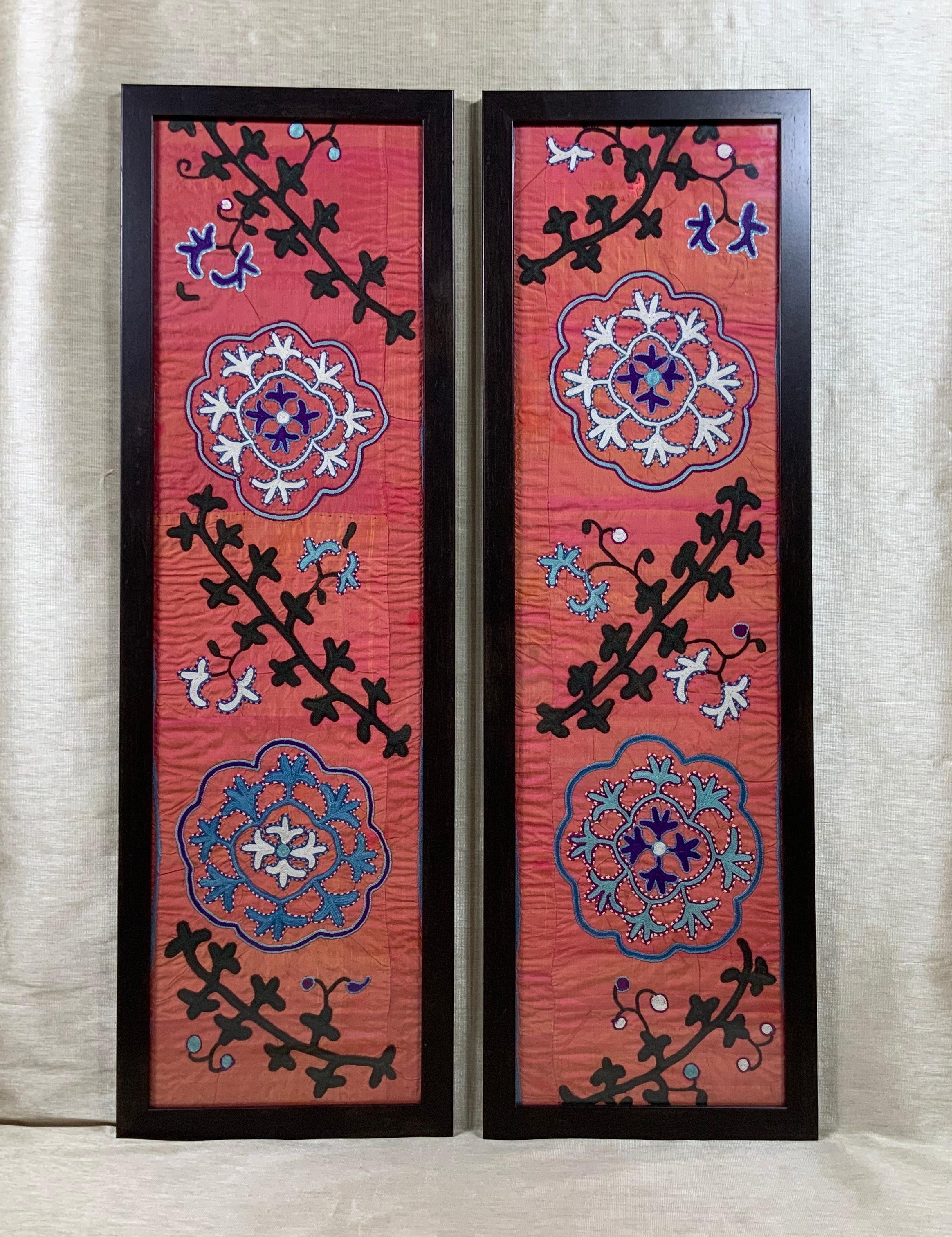Paar antike Suzani-Wandbehangs aus Seide im Angebot 11