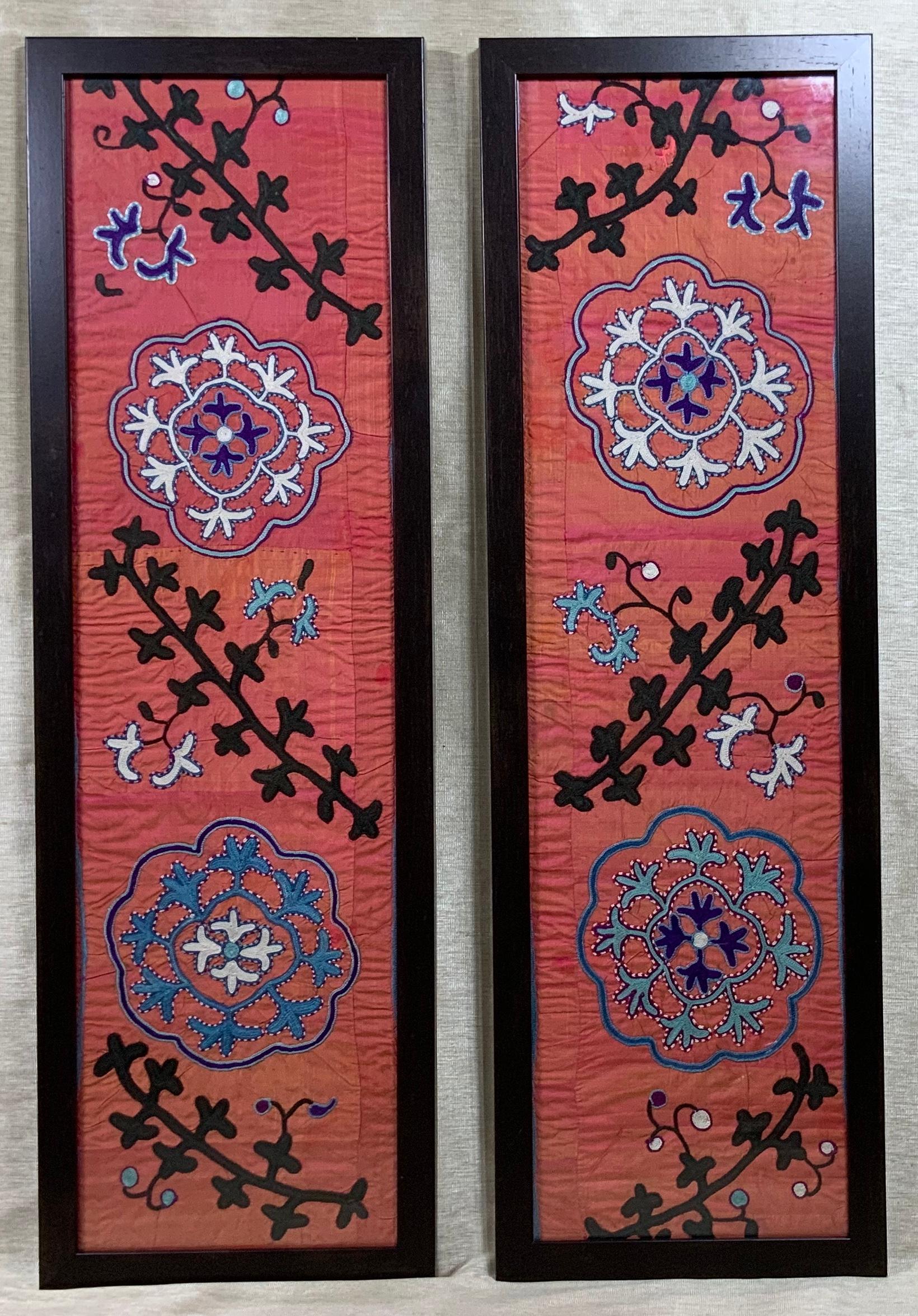 Schönes Paar Seide Handstickerei Suzani Fragment, professionell auf Seide montiert
rückenlehne von Hand zusammengenäht, mit Frontglas gerahmt, um ein einzigartiges Kunstobjekt zum Aufhängen zu schaffen. Außergewöhnliche Ranken und kreisförmigen