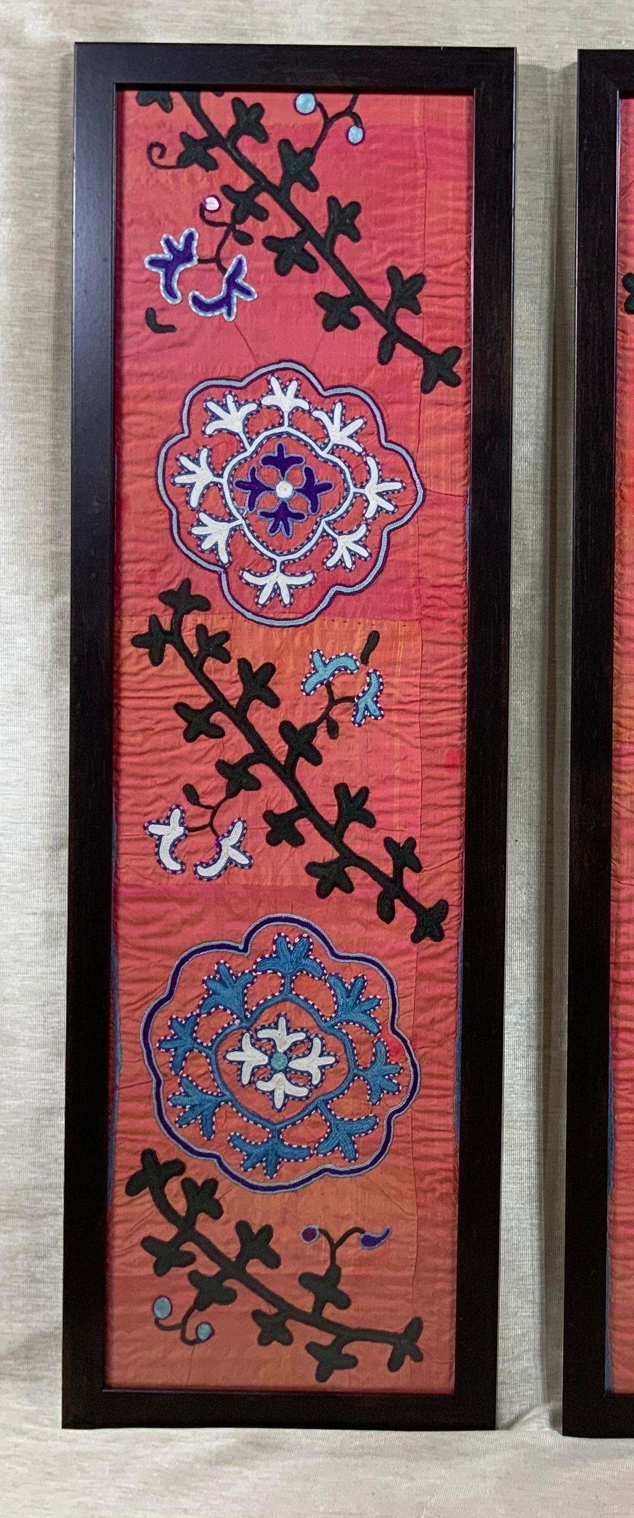 Paar antike Suzani-Wandbehangs aus Seide (Bestickt) im Angebot
