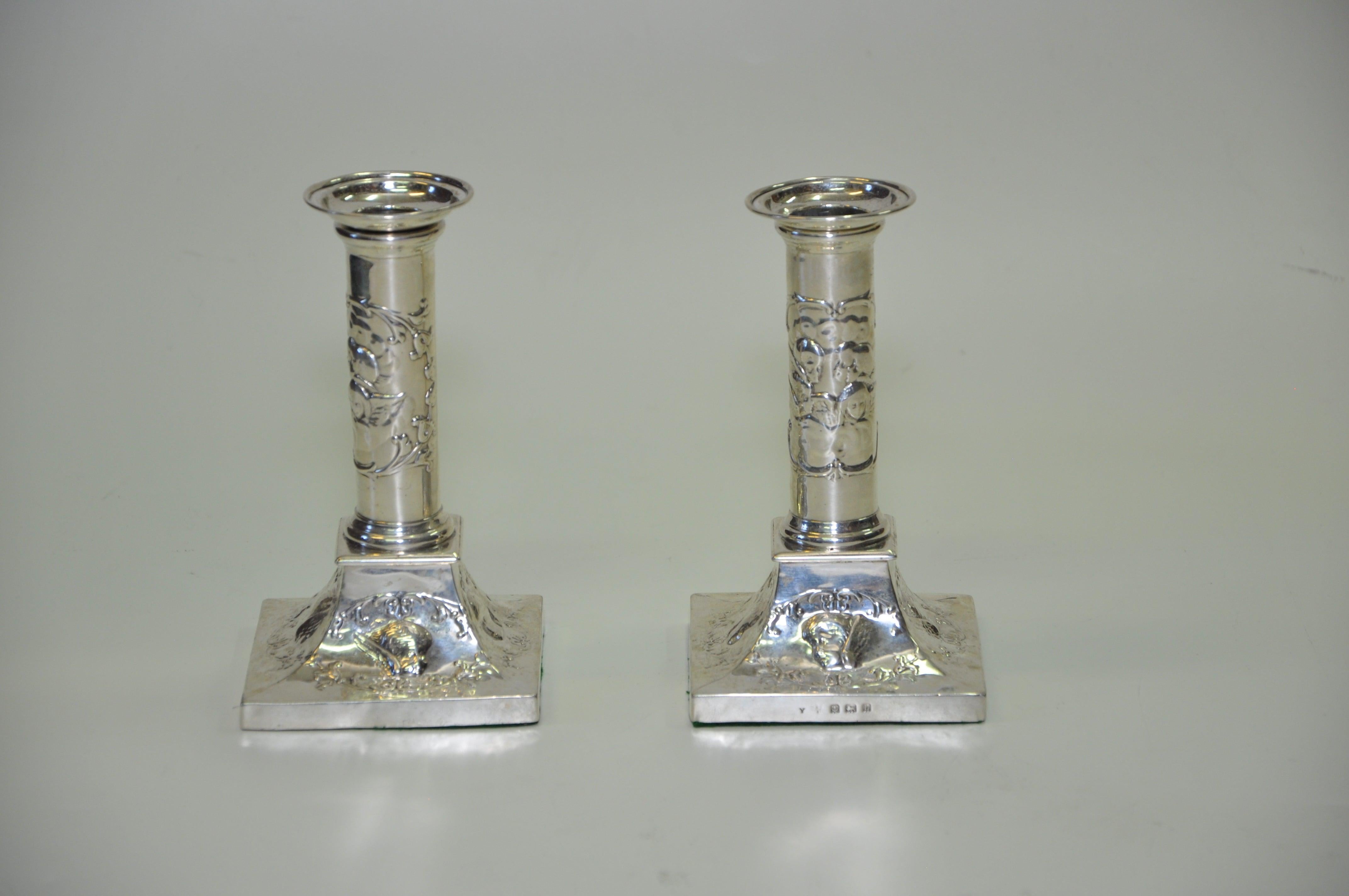 Paar antike Silber Engel Cherub Kerzenhalter, schöne passende Paar von exquisiten antiken massiven Silber Kerzenständer. Auf dem Sockel und dem Stiel befinden sich bezaubernde Engel und Putten, niedliche Babygesichter und eine Gruppe von Kindern mit
