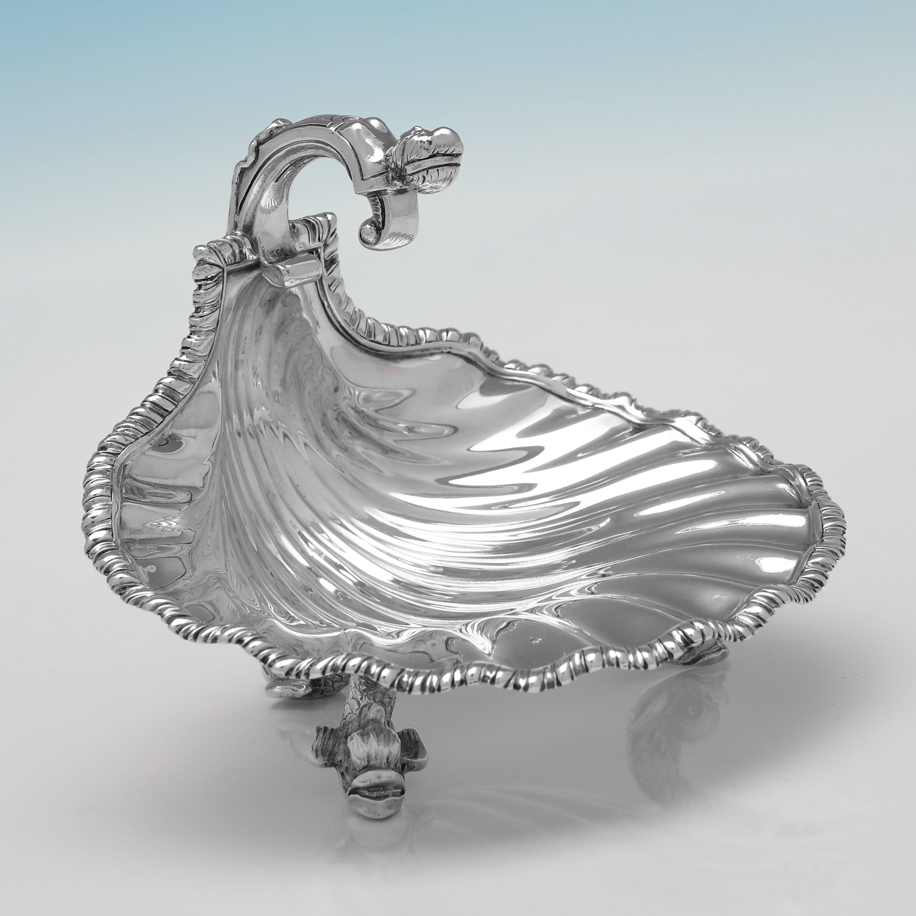 Marcada en Londres en 1908 por George Fox, esta atractiva pareja de antiguas mantequeras eduardianas de plata de ley es de estilo rococó y son réplicas de un diseño original de Paul de Lamerie. 

Cada mantequera mide 11 cm de alto, 13,5 cm de ancho