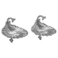 Pareja de antiguas mantequeras de plata estilo Paul de Lamerie fabricadas en 1908