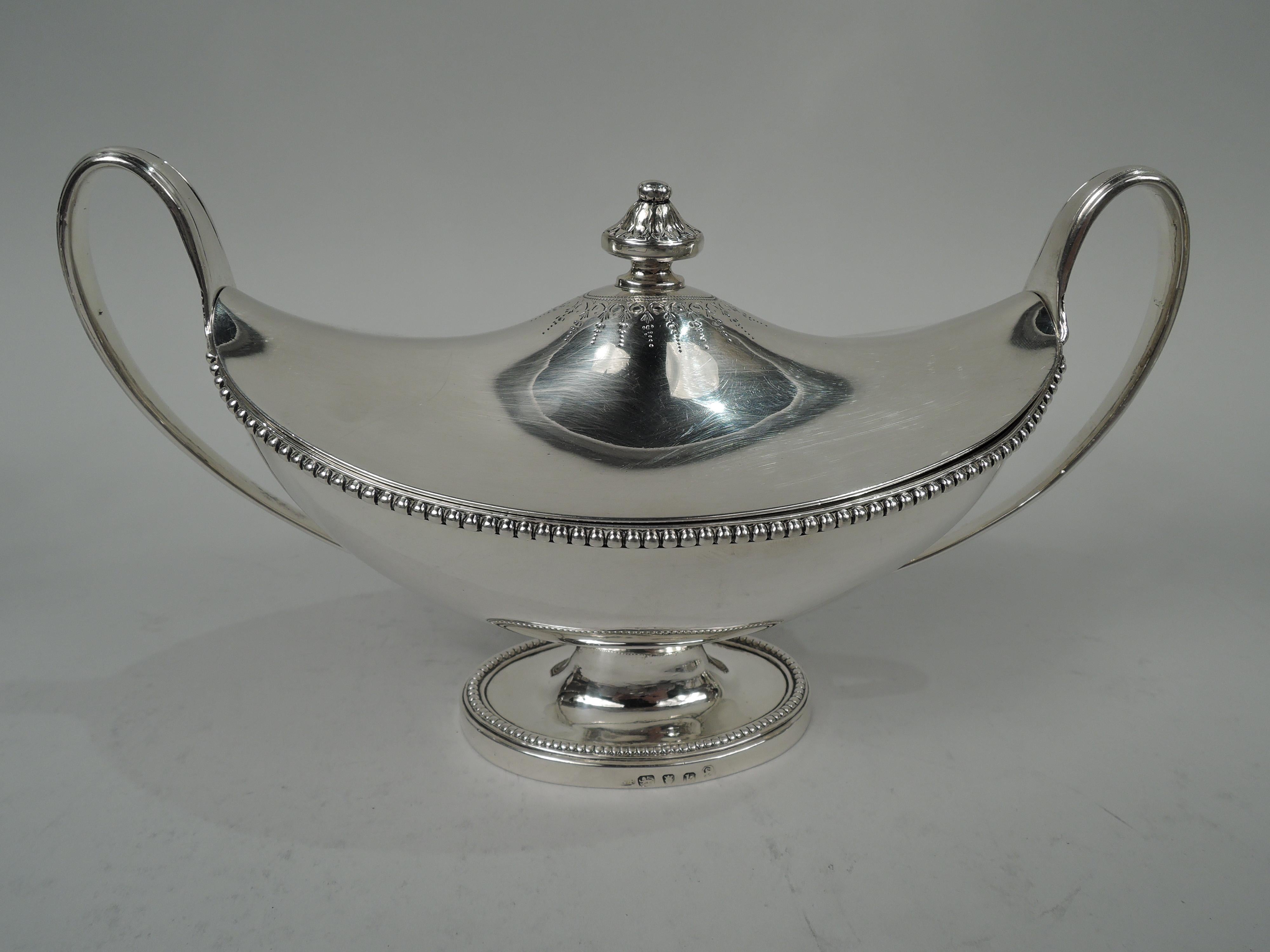 Néoclassique Paire de soupières néoclassiques anglaises en argent ancien de style géorgien, 1785 en vente