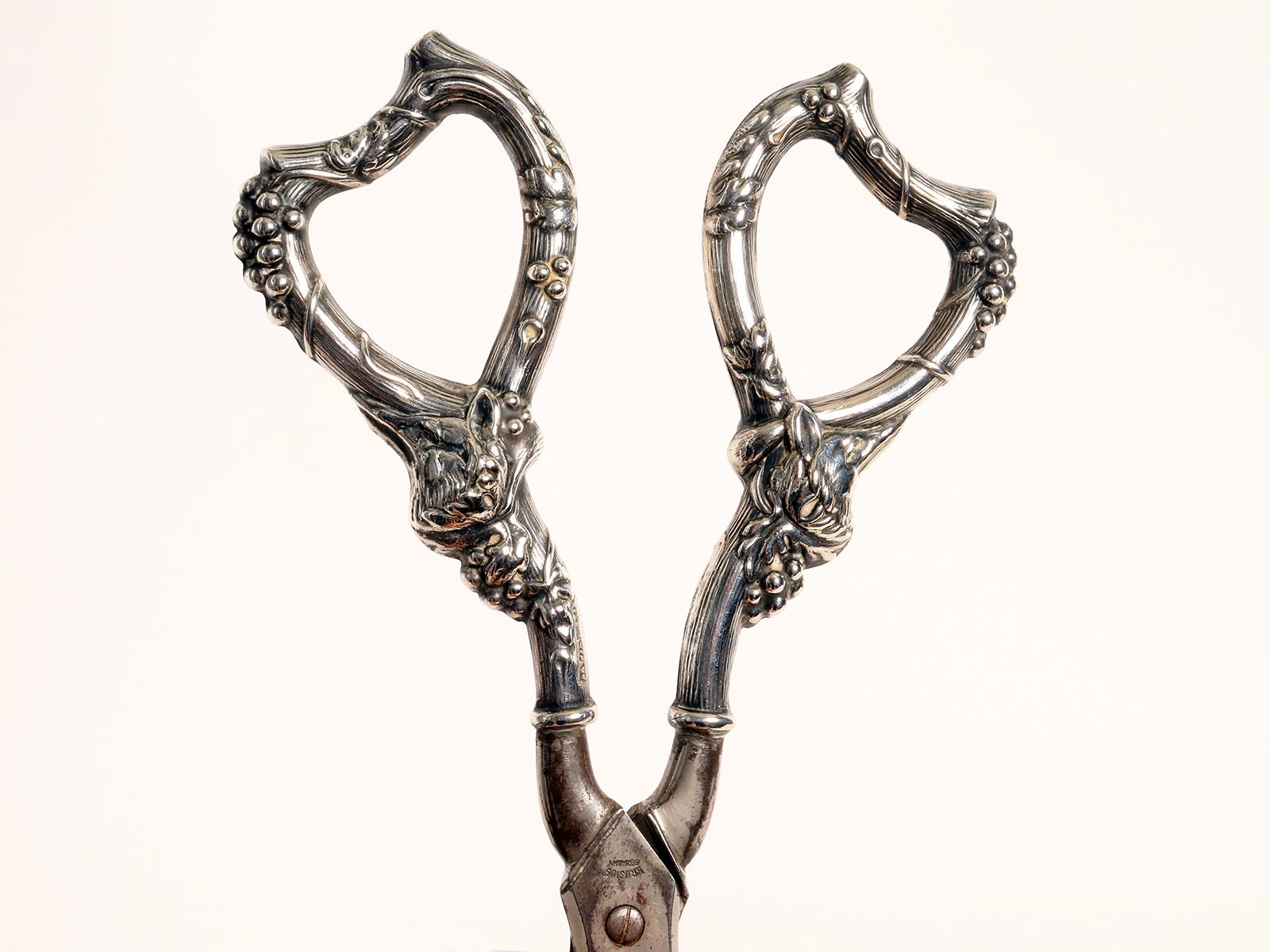 Pair of Antique Silver Grape Shears, Krusius Brothers, Germany Late 19th Century In Good Condition For Sale In Milan, IT