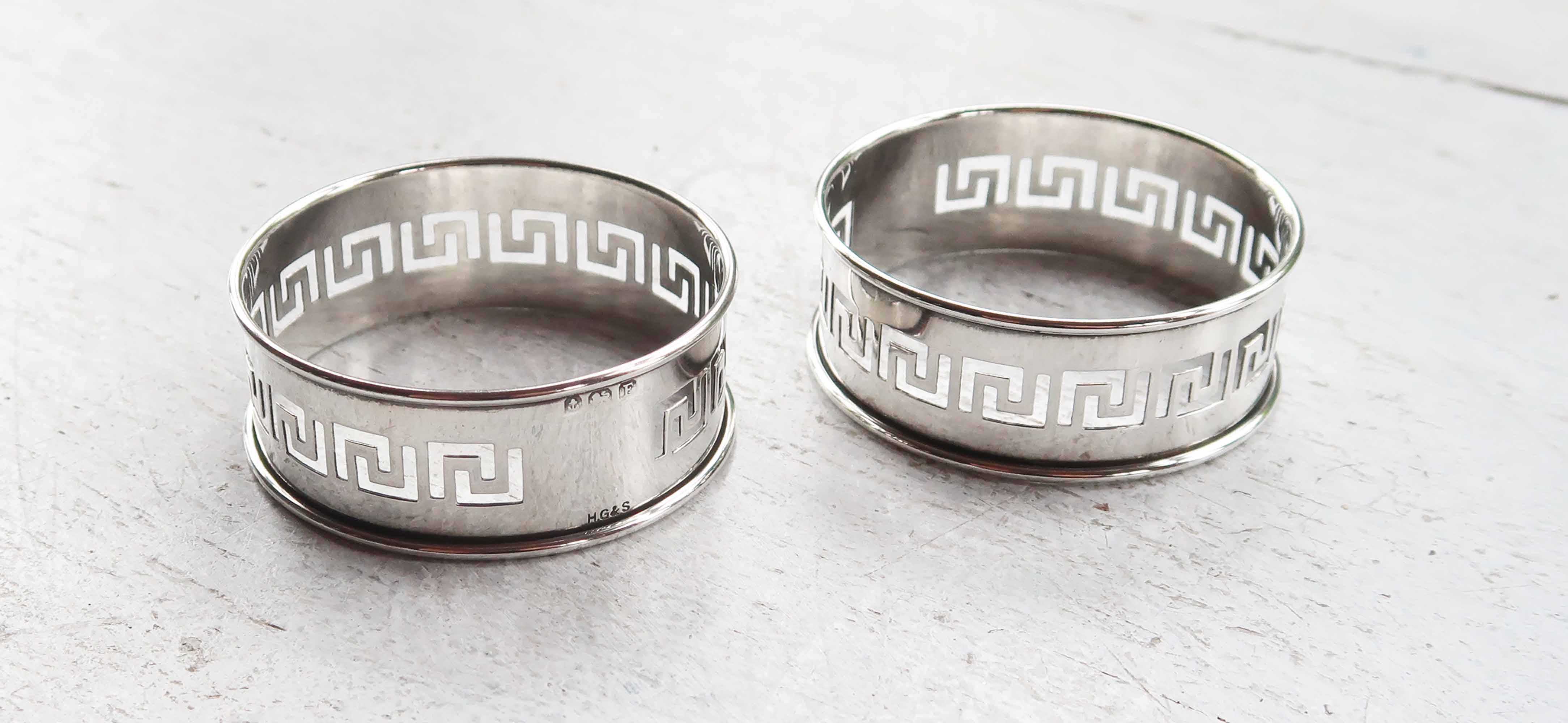 
Elegante silberne Serviettenringe

Guter eindeutiger Stempel für Birmingham 1930

Guter Zustand

Die Größe ist für einen von ihnen

Kostenloser Versand in Großbritannien
 

