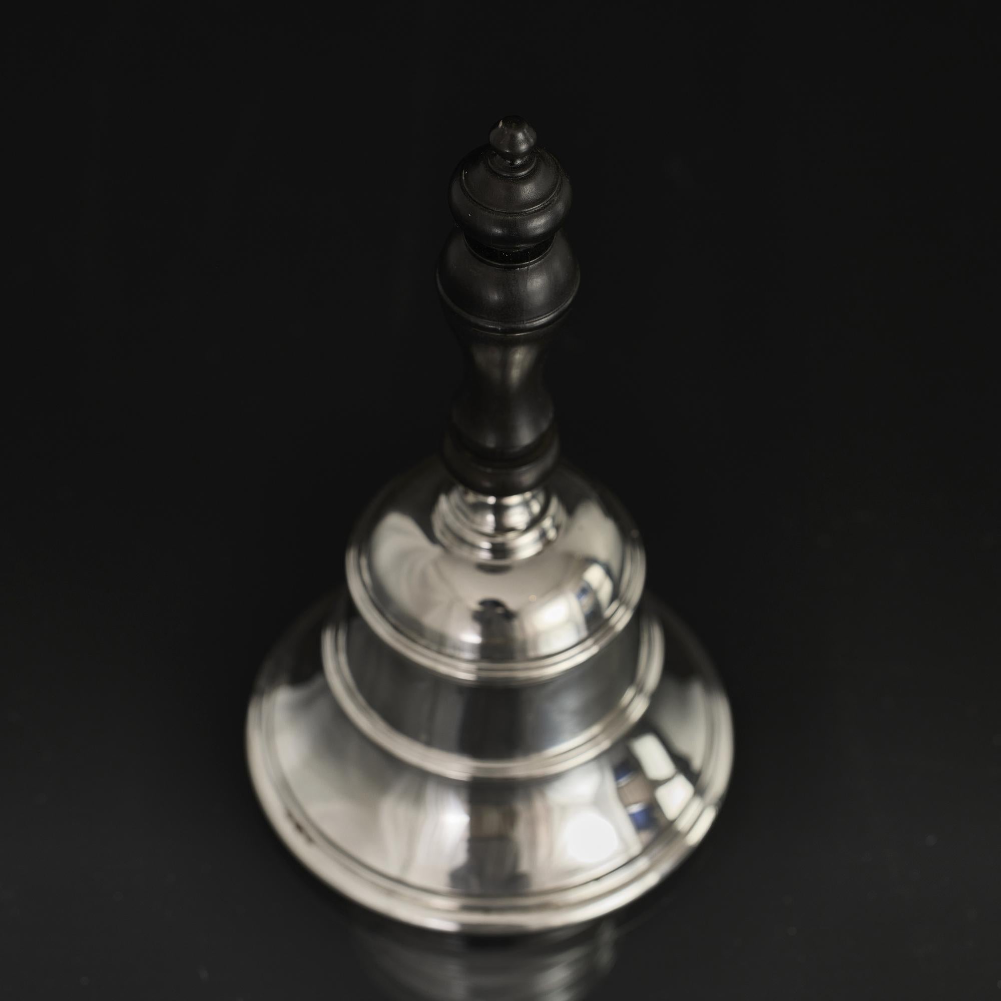 Britannique Cloche de table en argent avec manche en bois dur en vente