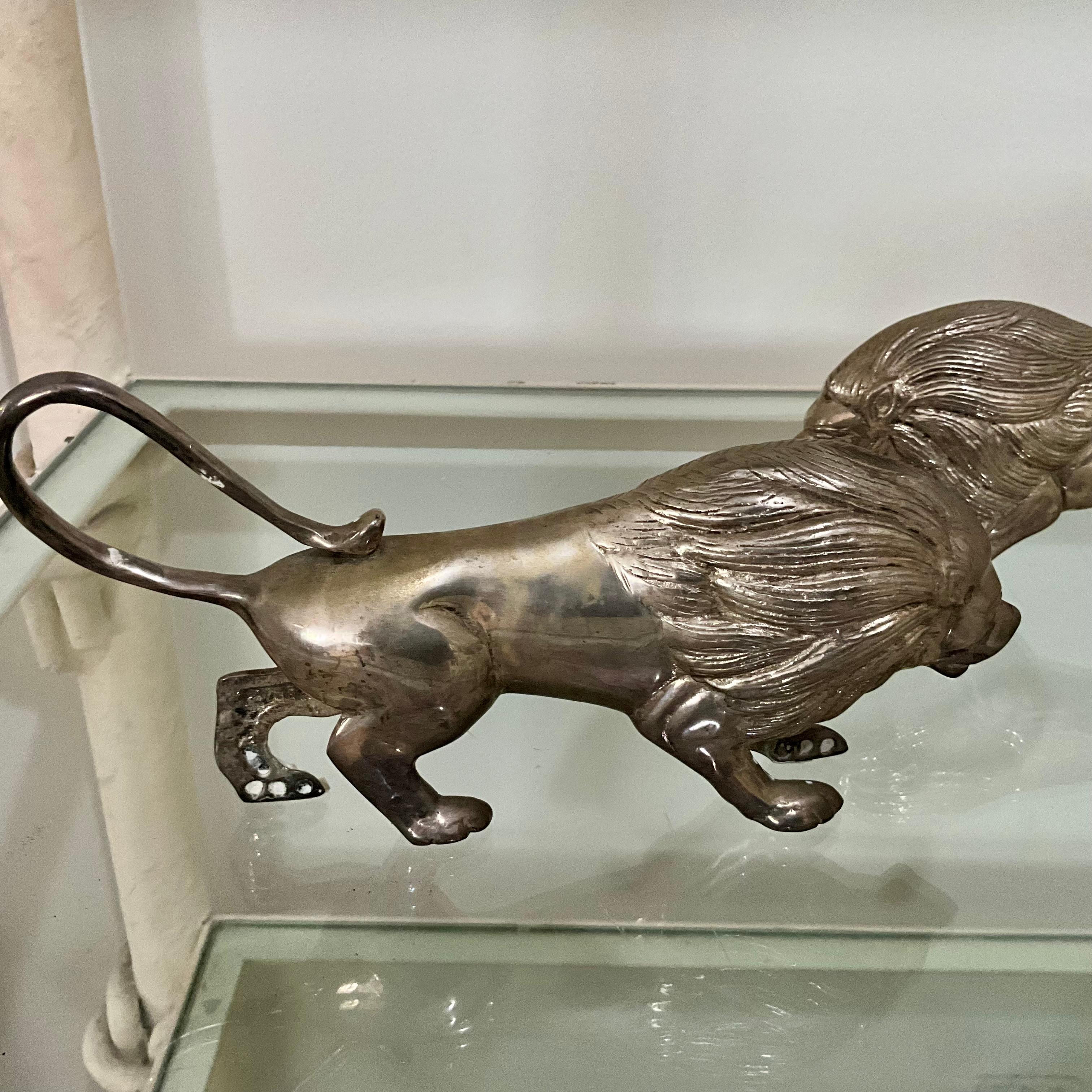 
Coppia di leoni antichi in argento, 10
Un'impressionante coppia di sculture di leoni antichi in lastra d'argento, ciascuna modellata in posizione di attacco con criniere fluenti e tratti espressivi. Queste figure decorative finemente lavorate