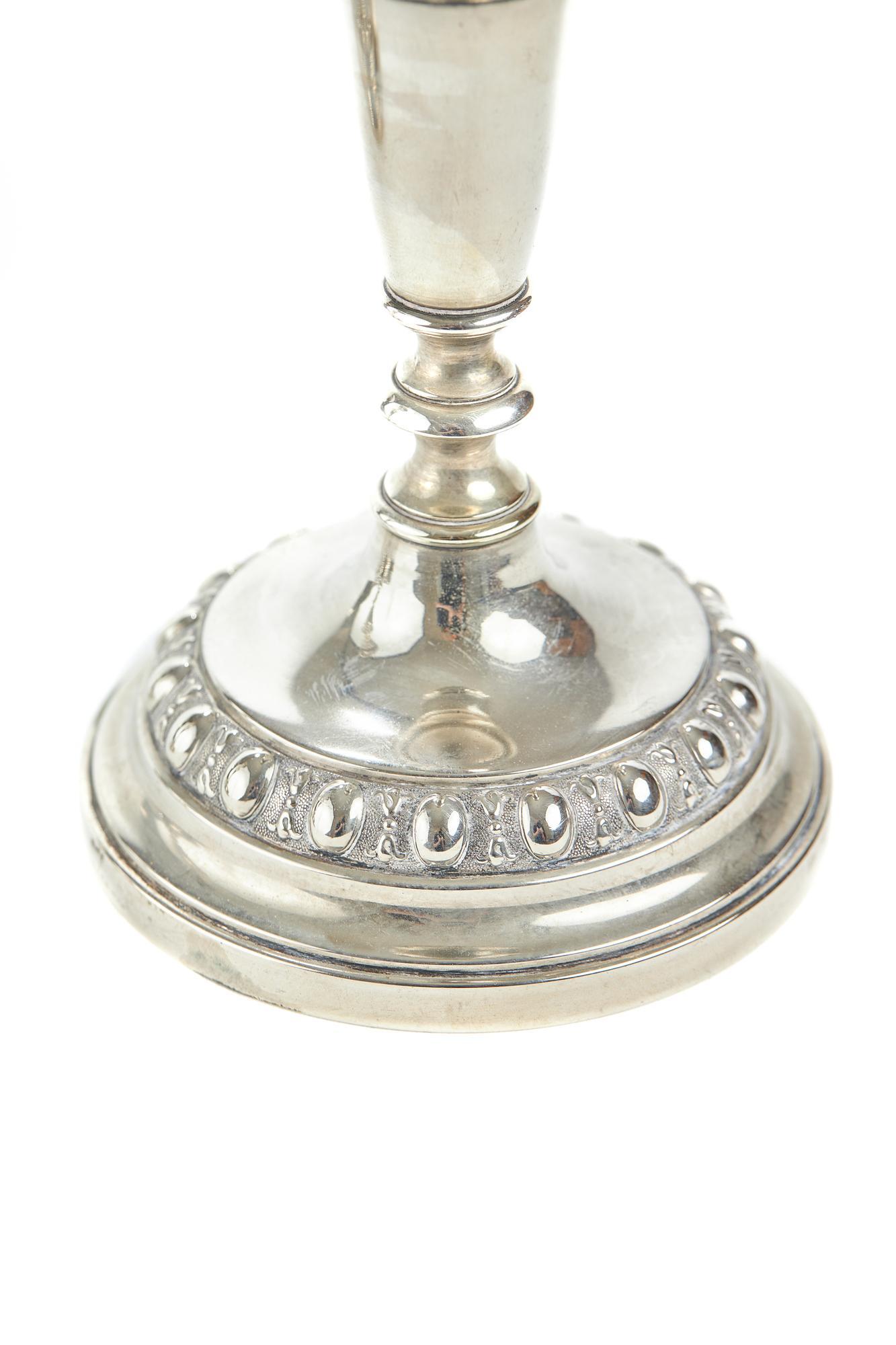 Pareja de candelabros antiguos plateados Eduardiano en venta