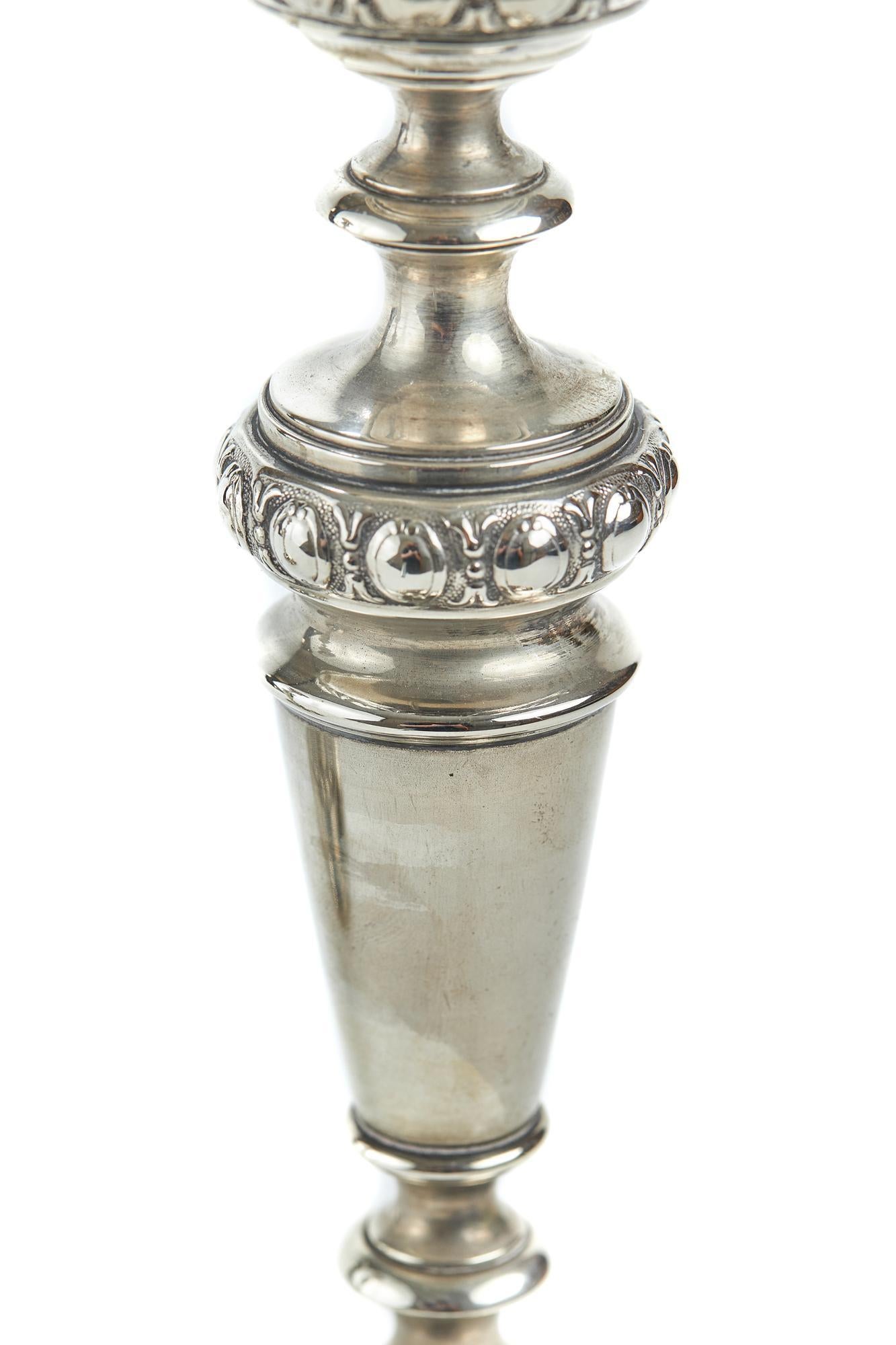 Pareja de candelabros antiguos plateados Chapado en plata en venta