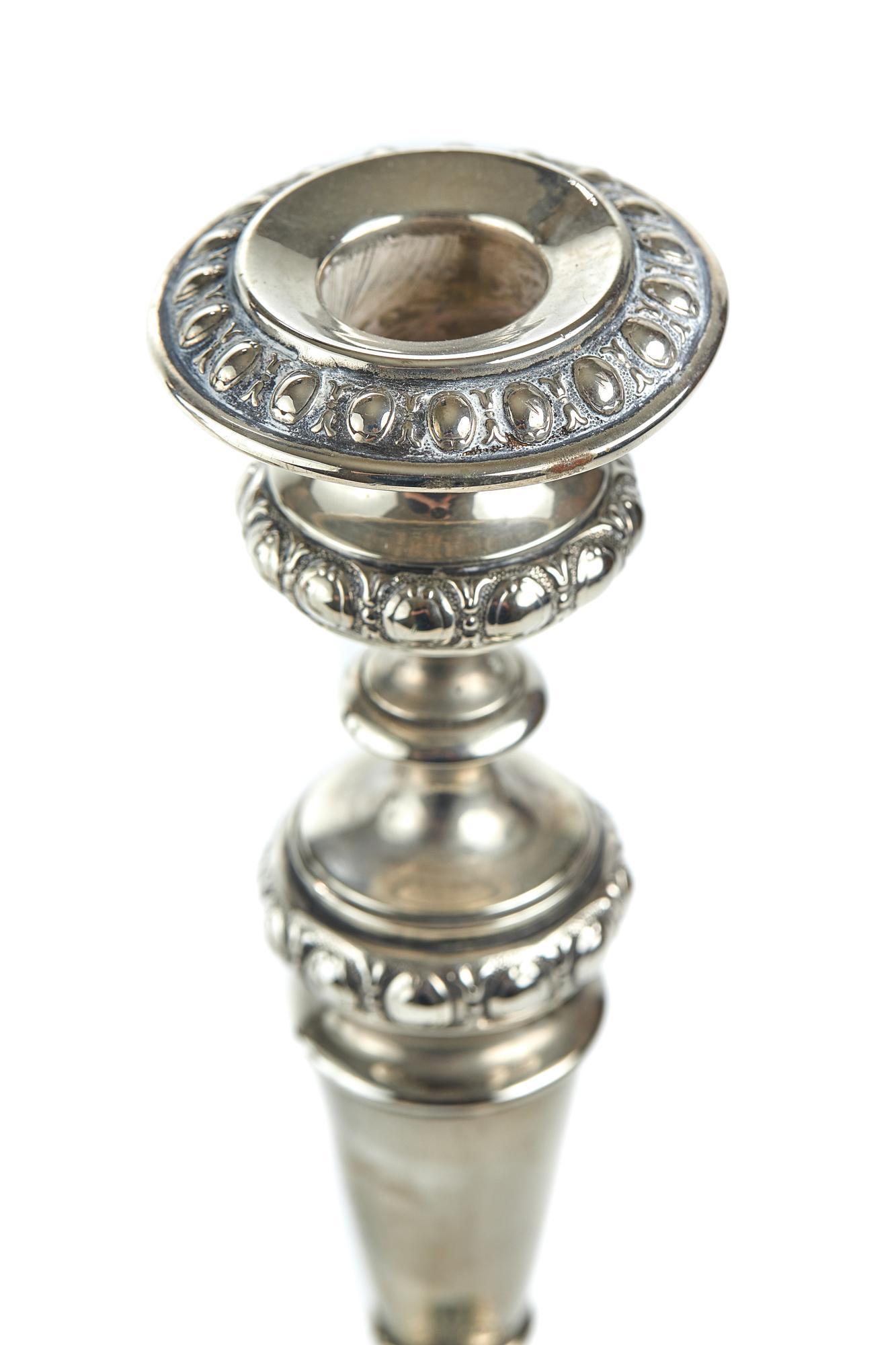 Pareja de candelabros antiguos plateados en venta 2