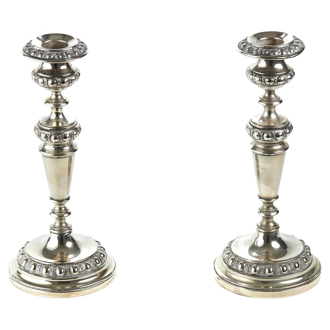 Pareja de candelabros antiguos plateados