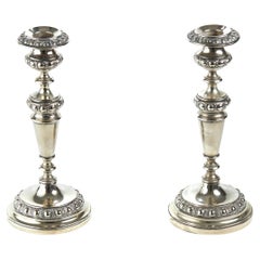 Pareja de candelabros antiguos plateados