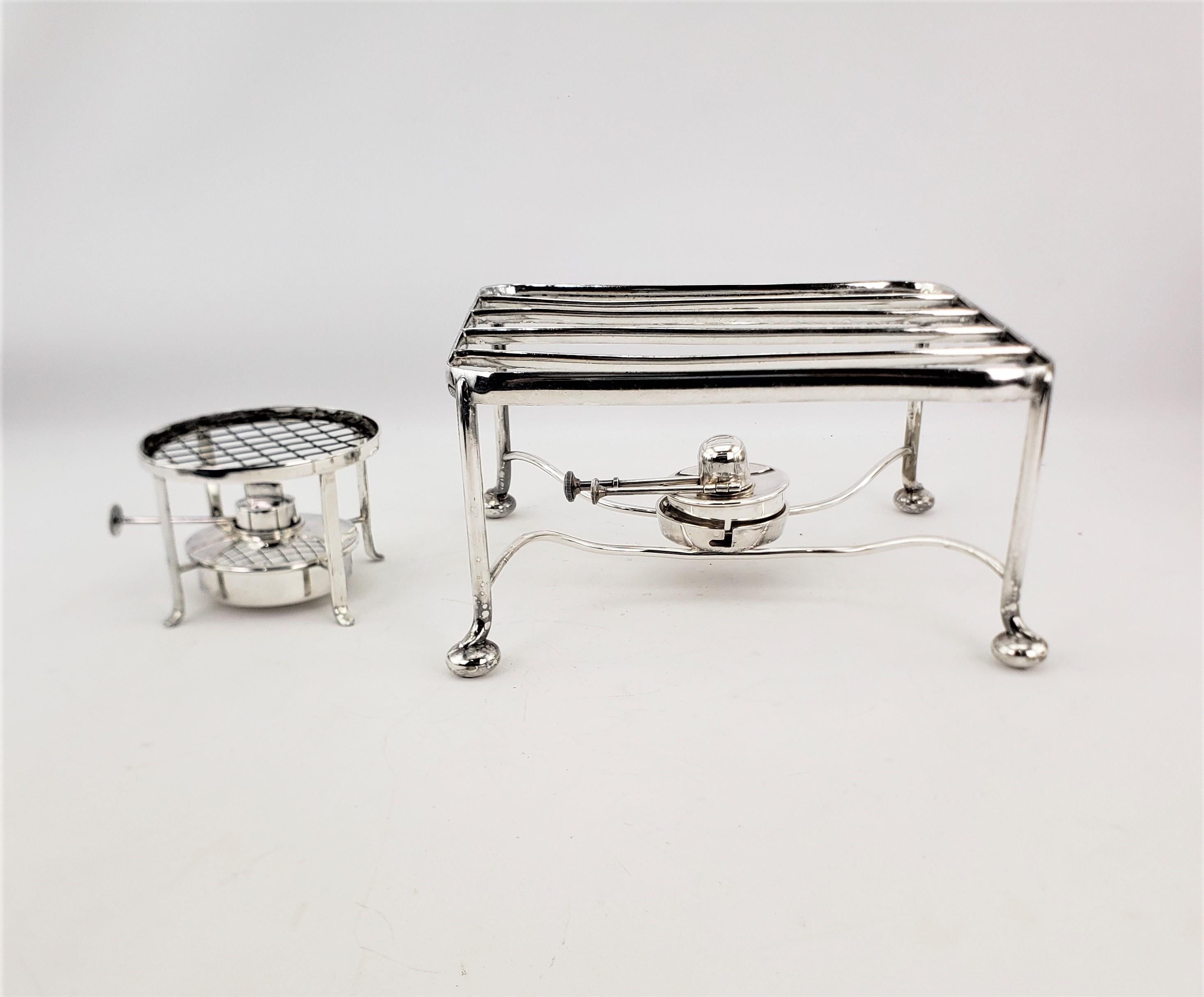 Fait à la machine Paire de serveurs à chaleur anciens en métal argenté par Hudkin & Heath et Mappin & Webb en vente