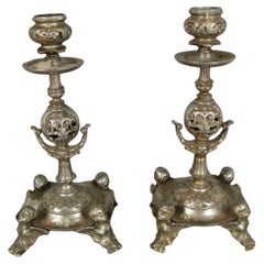 Coppia di candelabri antichi in metallo placcato argento con ornamenti a cherubino -1Y81