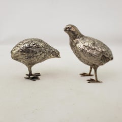 Paire de sculptures décoratives anciennes en métal argenté en forme de caillou ou d'oiseau de chasse
