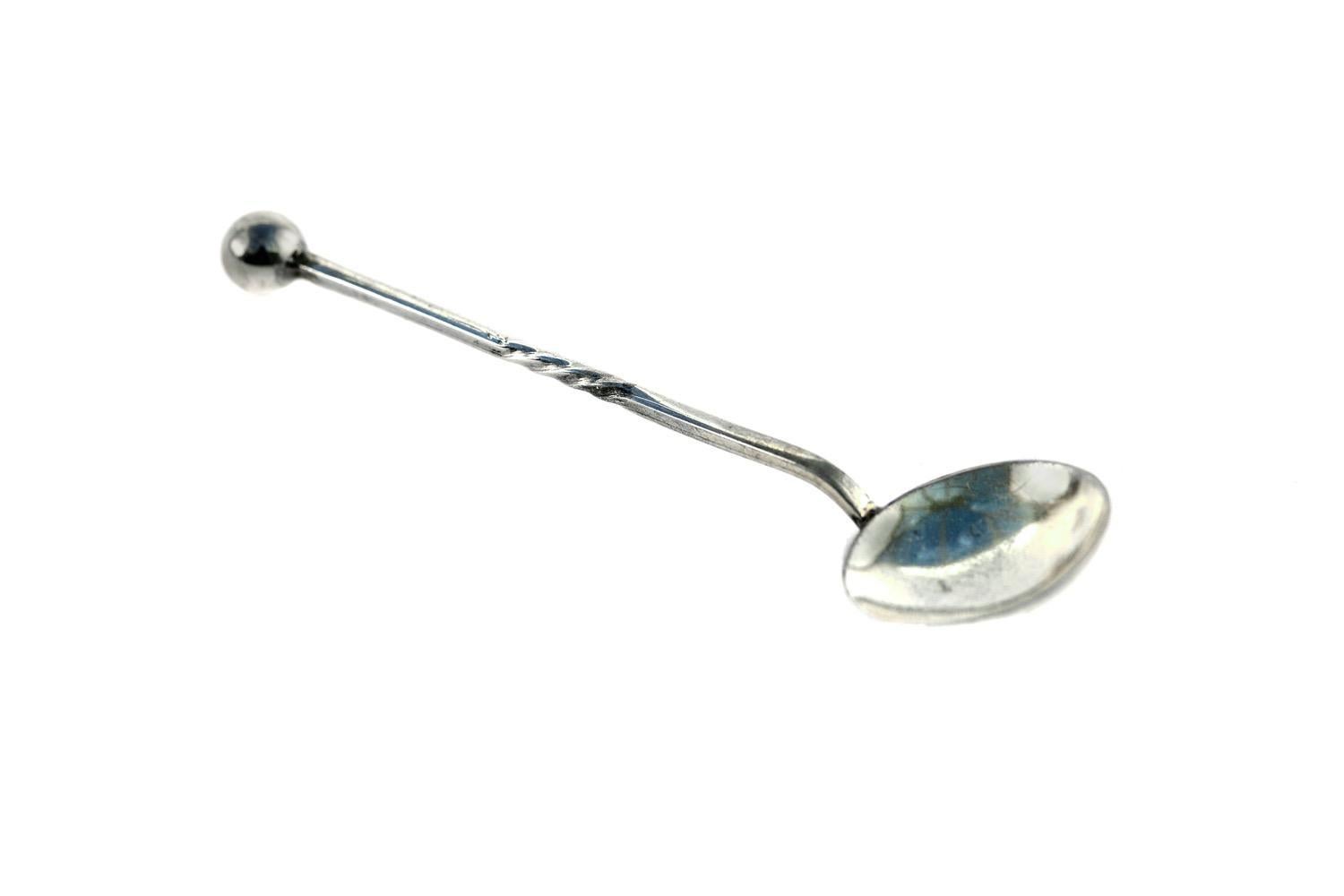 Pareja de sales antiguas de plata de principios del siglo XX con borde de corteza de pastel y apoyadas sobre 3 patas perfiladas. Las cucharas circulares con una bola en el extremo. Está en su caja original (desgaste de la caja). Las sales en buen