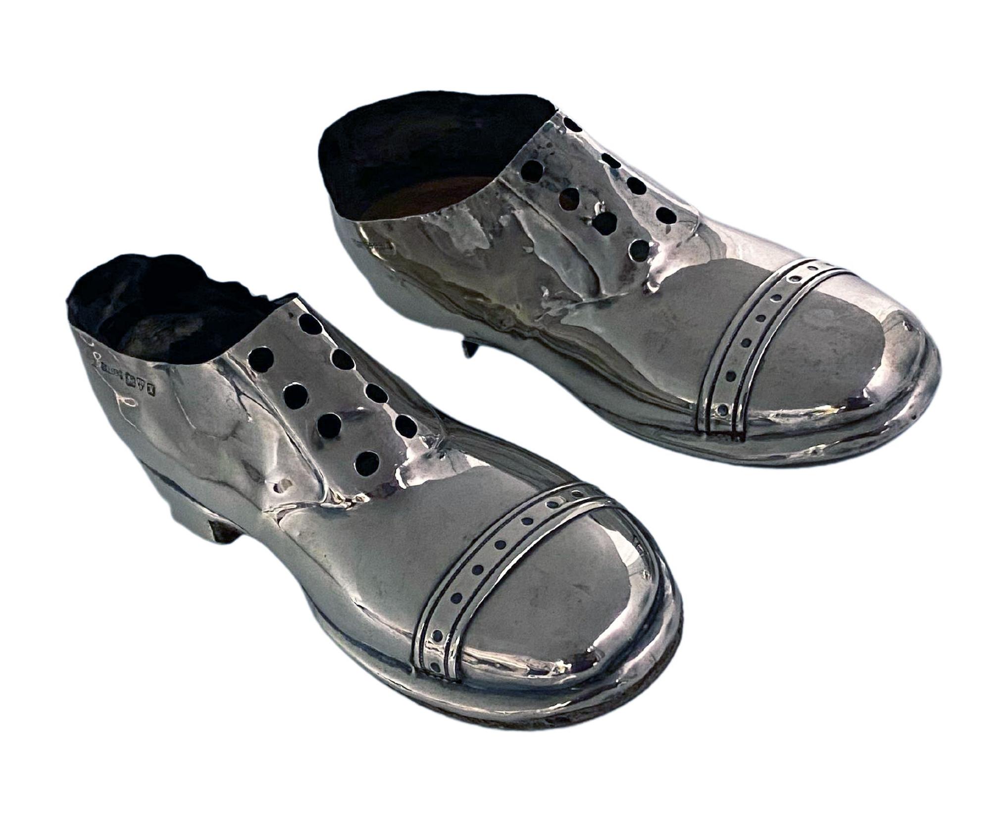 Paar silberne Schuhplättchen Chester 1910, S. Blankensee & Sohn. Es handelt sich um aufeinander abgestimmte Schuhe, die sich im Stil ähneln, aber nicht identisch sind. Beide in Brogue-Form, mit Holzsohle und beide gestempelt für Chester 1910 mit