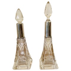 Pareja de frascos antiguos de cristal tallado con tapa de plata para esencias