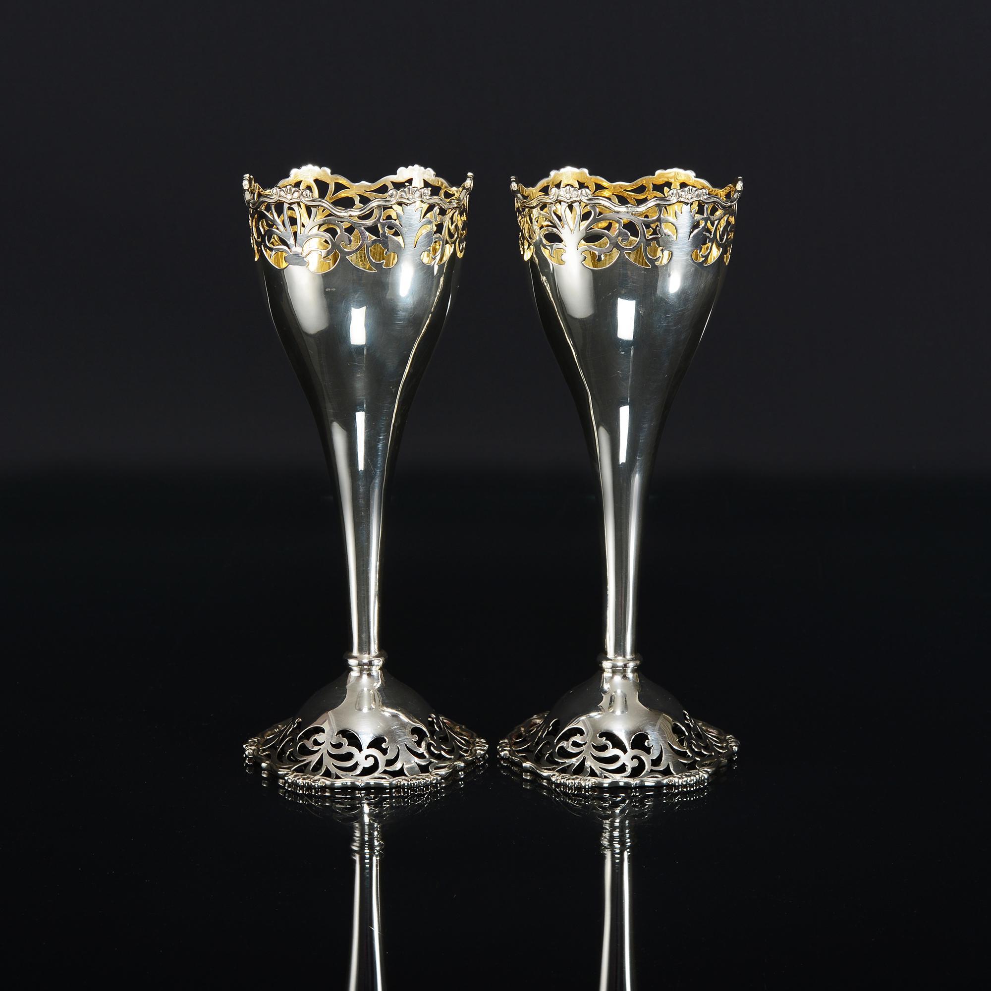 Pair of Antique Silver Vases with Hand-Pierced Decoration In Good Condition For Sale In London, GB