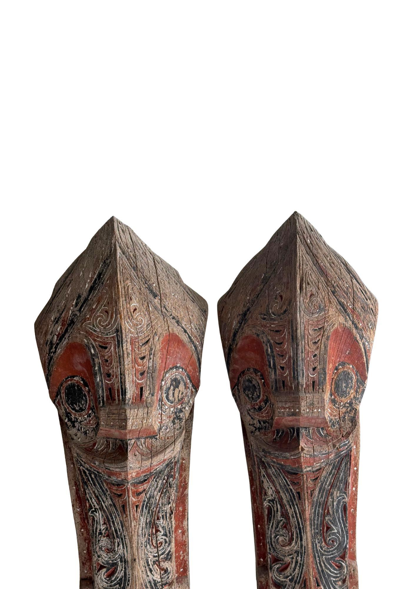 Indonésien Paire de sculptures anciennes Singa, Tribu Batak Sumatra, début du 20e siècle en vente