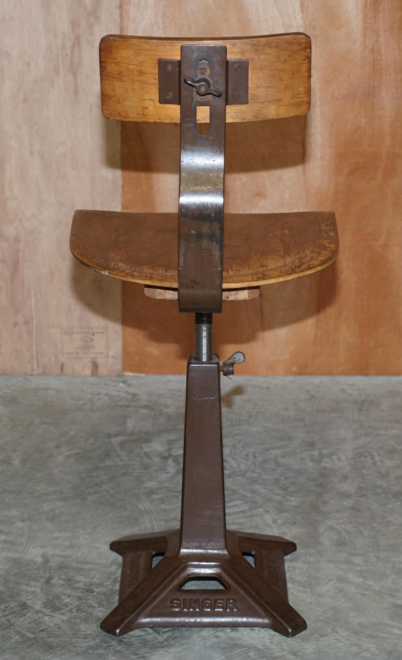 Paire d'anciennes chaises de travail à la machine Singer à hauteur réglable en vente 1