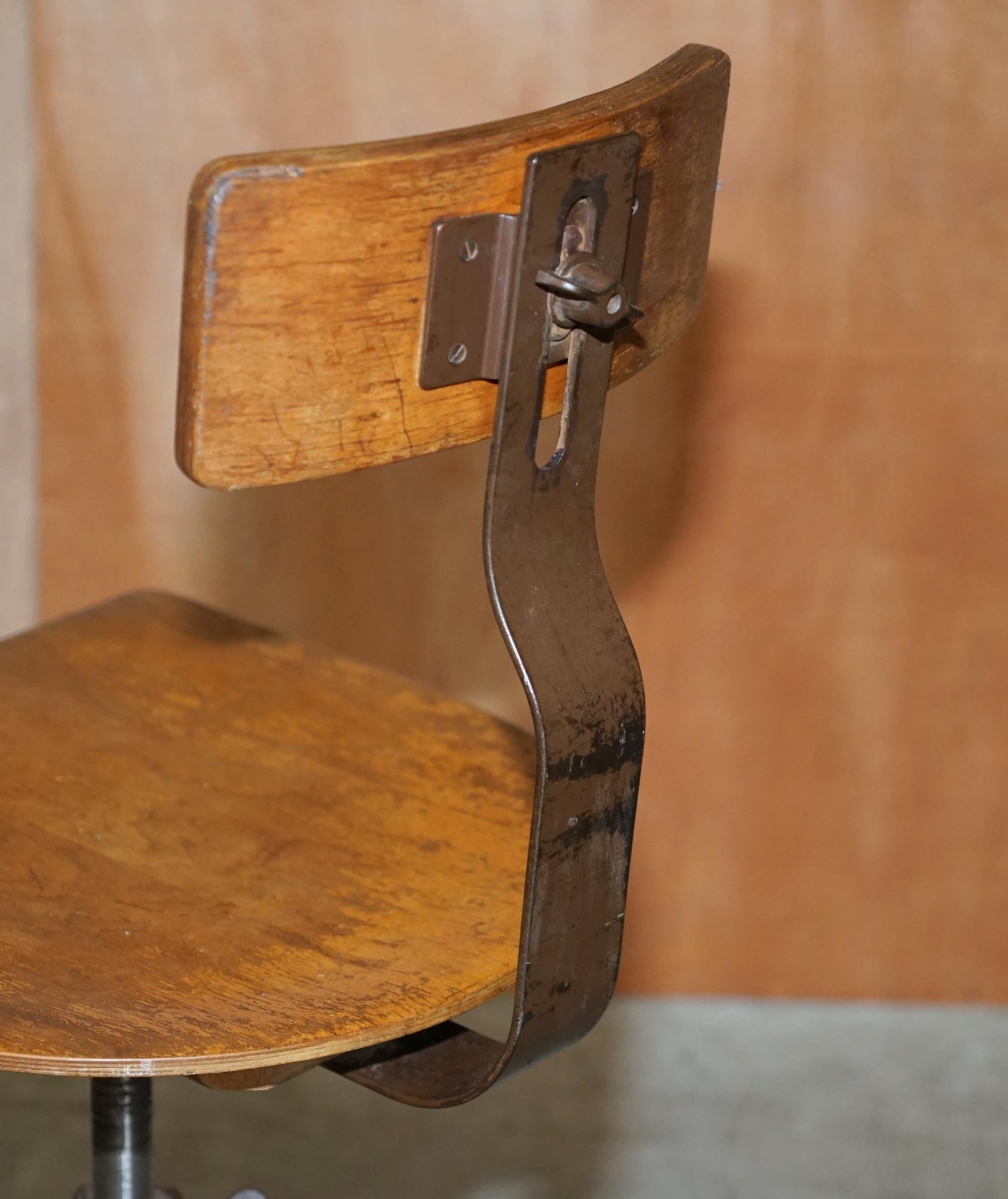 Paire d'anciennes chaises de travail à la machine Singer à hauteur réglable en vente 3