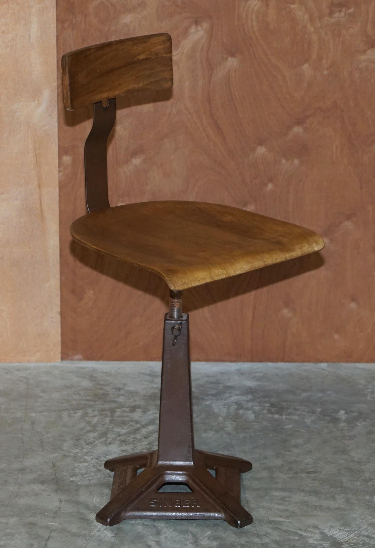 Paire d'anciennes chaises de travail à la machine Singer à hauteur réglable en vente 4