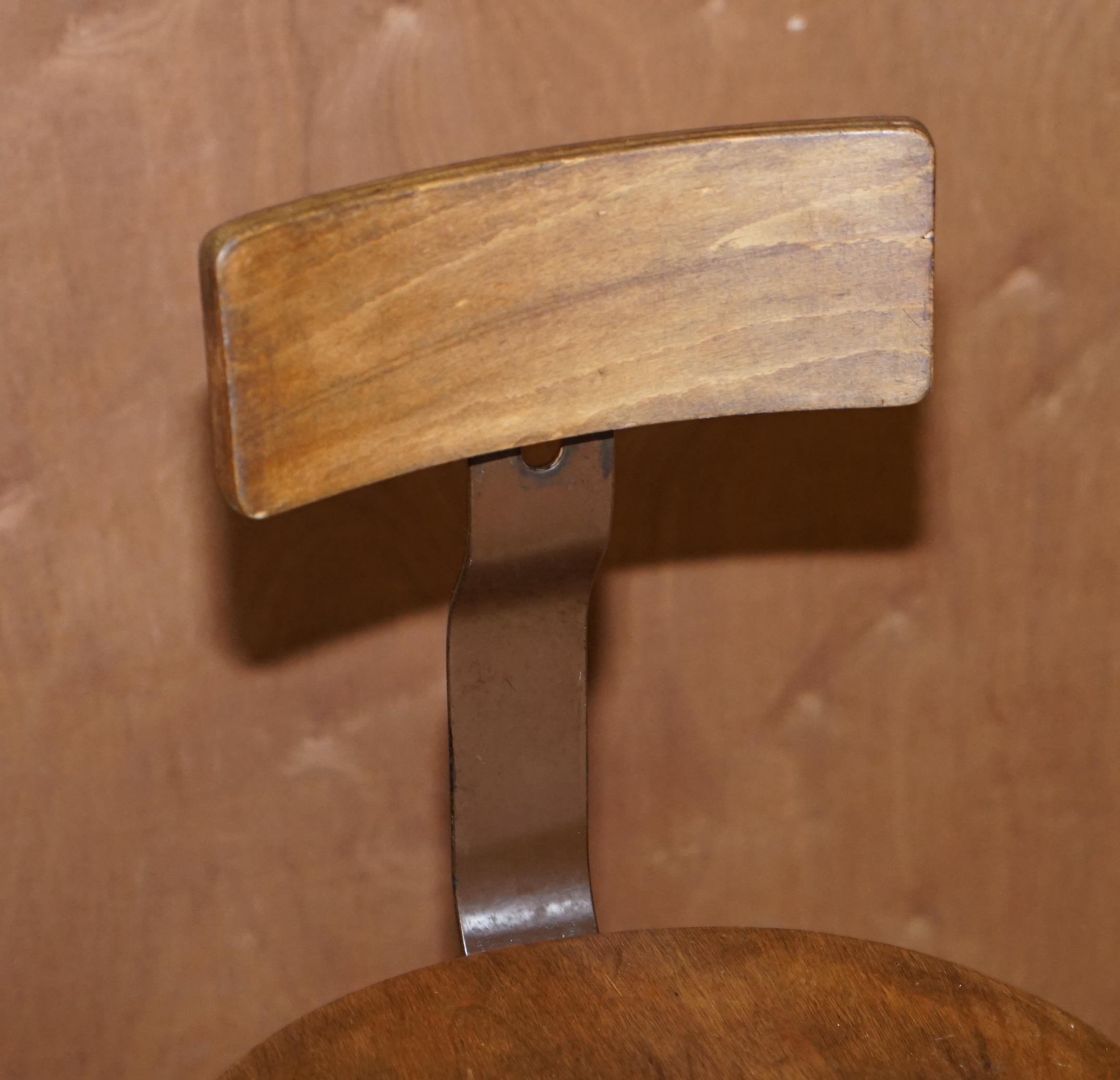 Paire d'anciennes chaises de travail à la machine Singer à hauteur réglable en vente 6