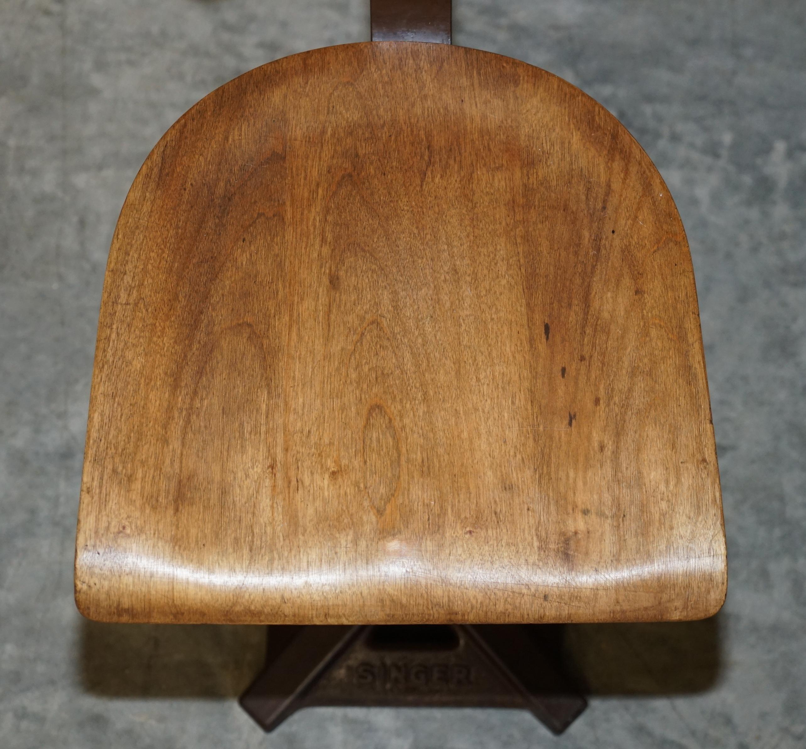 Paire d'anciennes chaises de travail à la machine Singer à hauteur réglable en vente 7