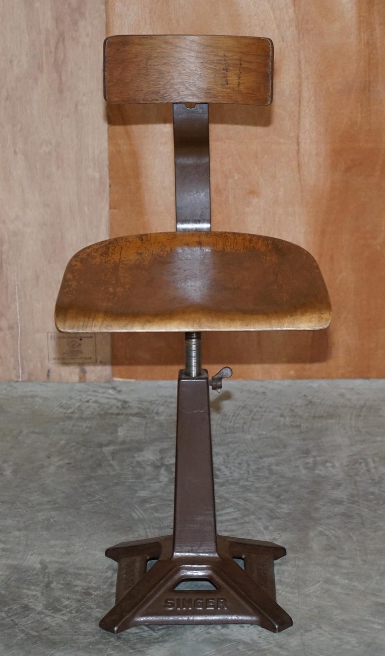 Coppia di antiche sedie da lavoro per macchine da cucire Singer sgabelli da  bar regolabili in altezza in vendita su 1stDibs