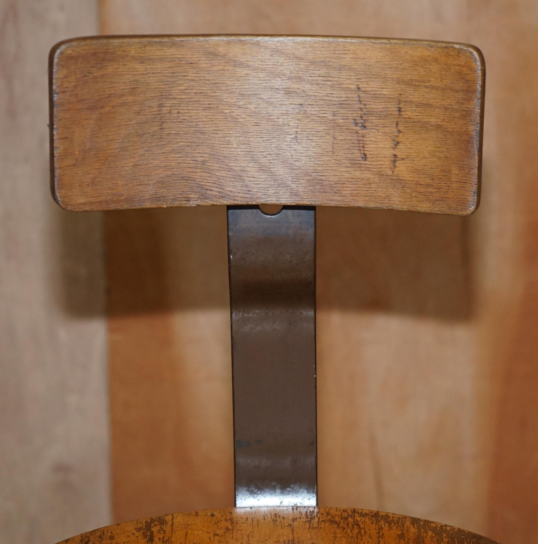 Acier Paire d'anciennes chaises de travail à la machine Singer à hauteur réglable en vente